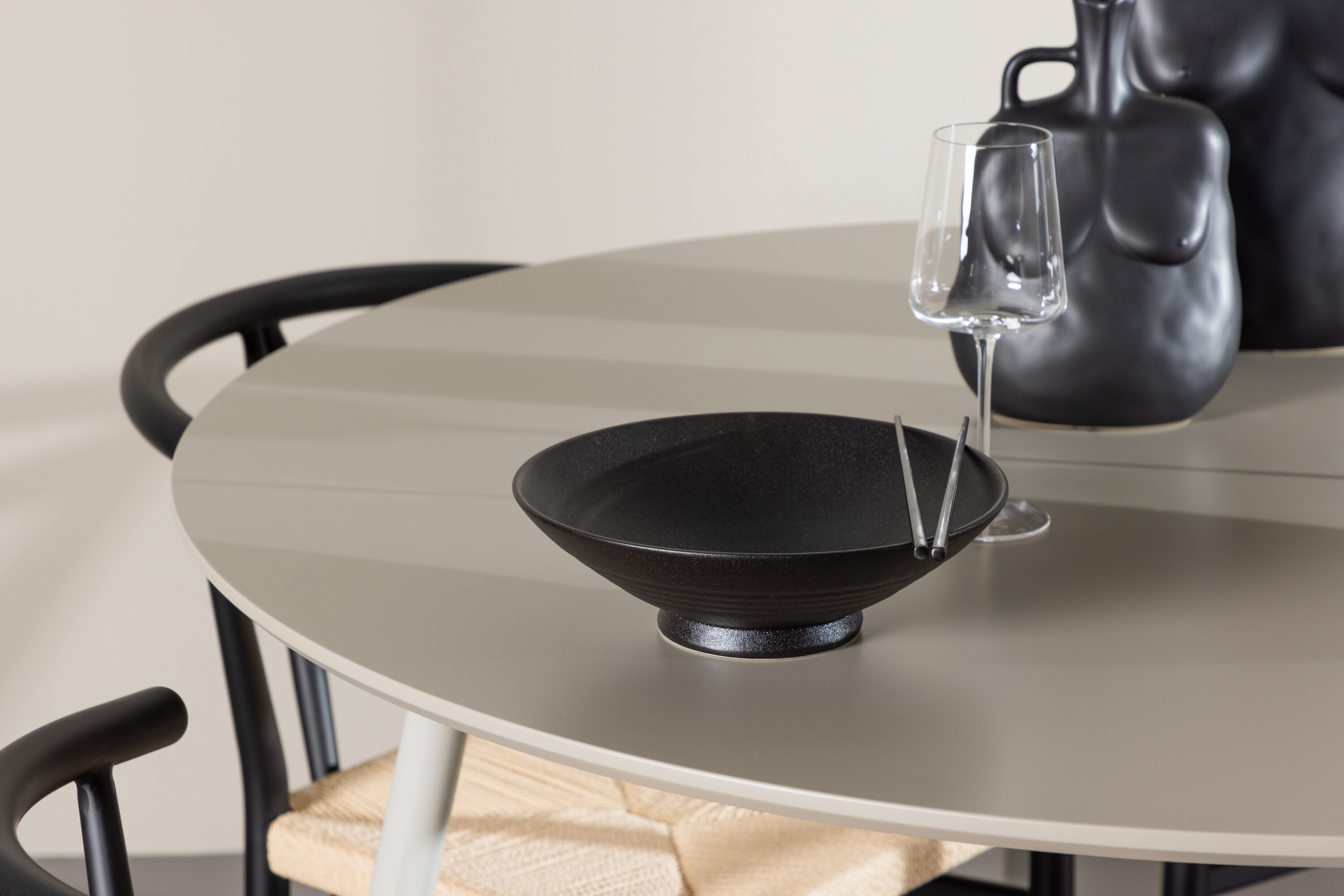 deLOHN Plaza, Alfons Kör alakú étkezőgarnitúra