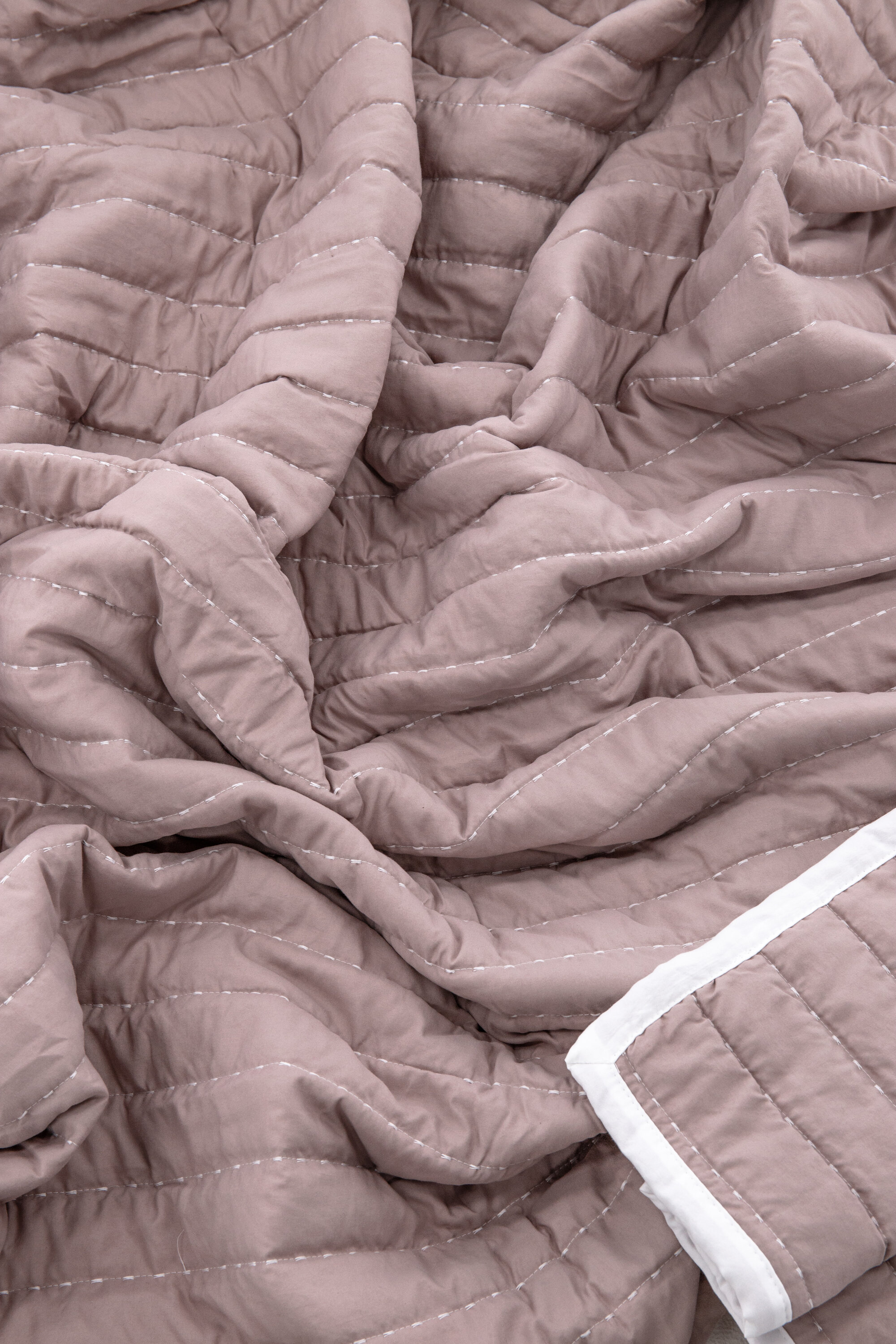 deLOHN Juni Ágynemű