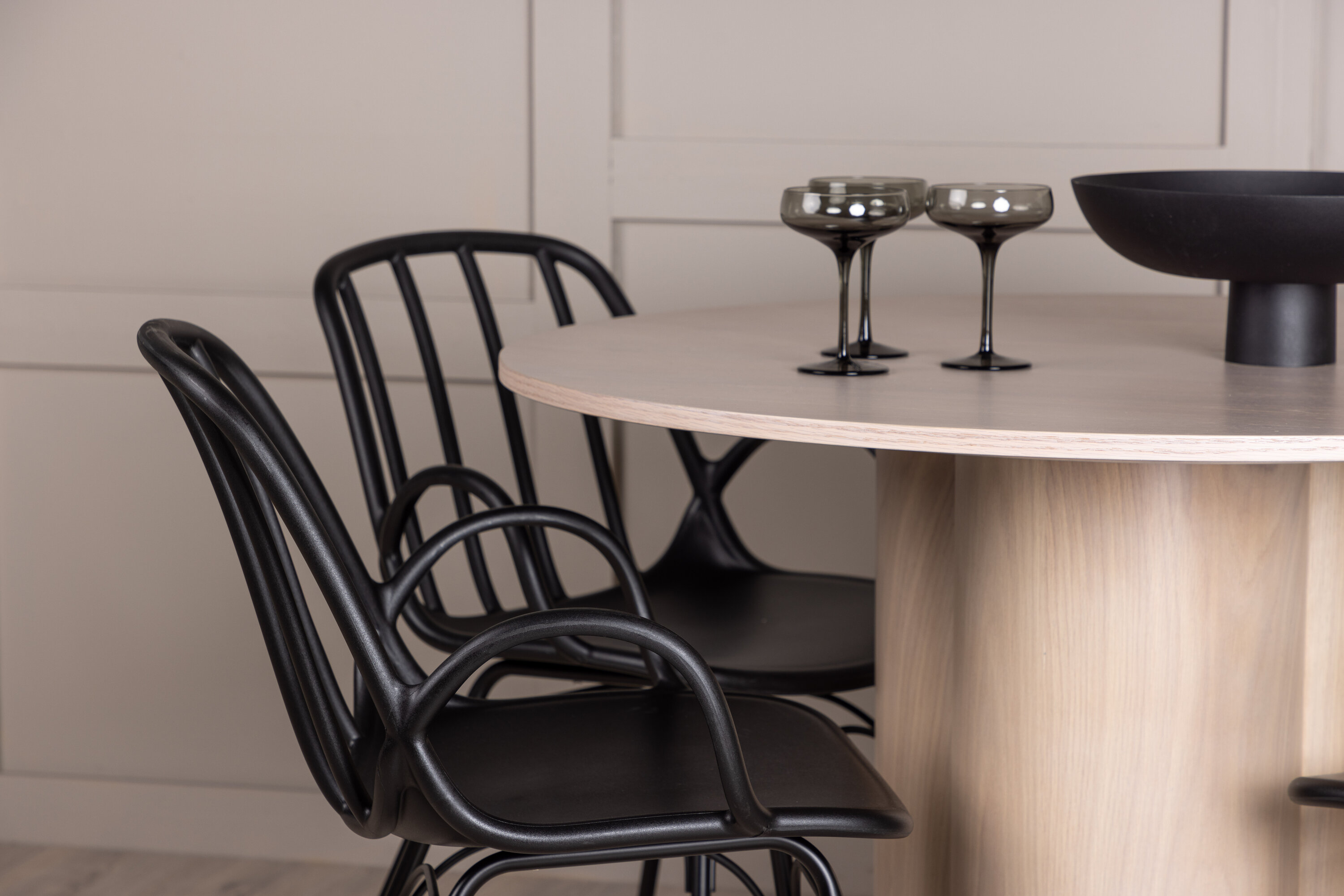 deLOHN Olivia, Dyrön Kör alakú étkezőgarnitúra