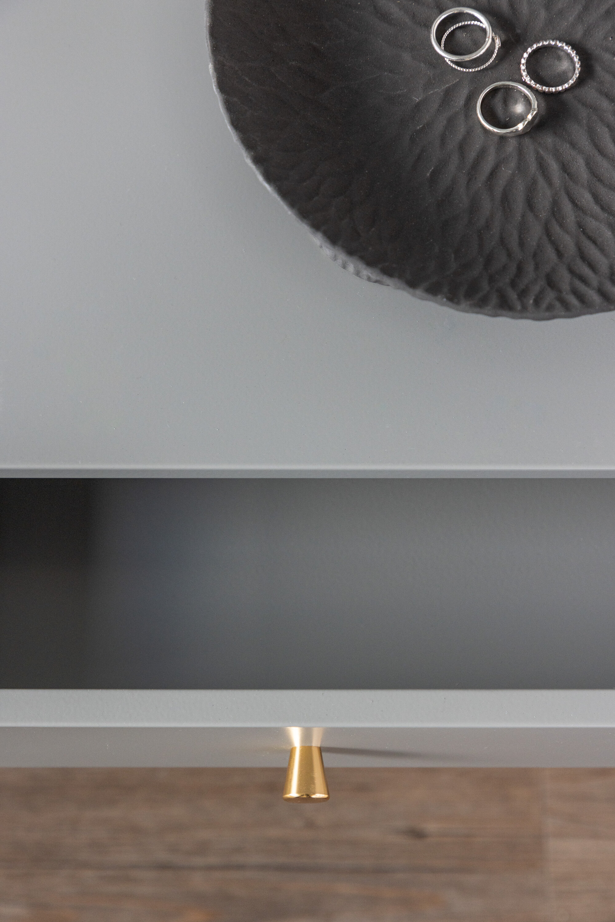 deLOHN Bakal Kisasztal