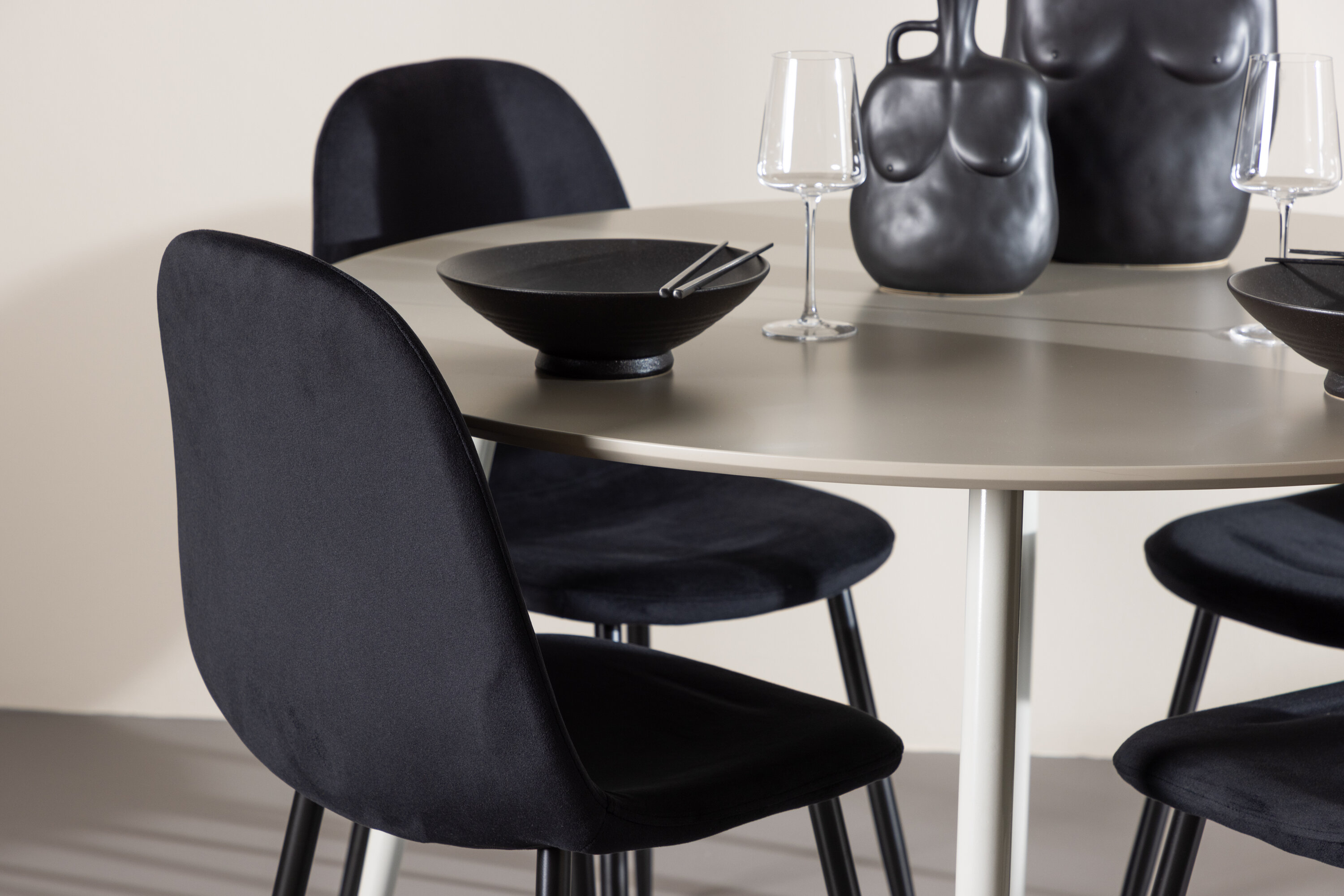 deLOHN Plaza, Polar Kör alakú étkezőgarnitúra deLOHN Plaza, Polar Kör alakú étkezőgarnitúra