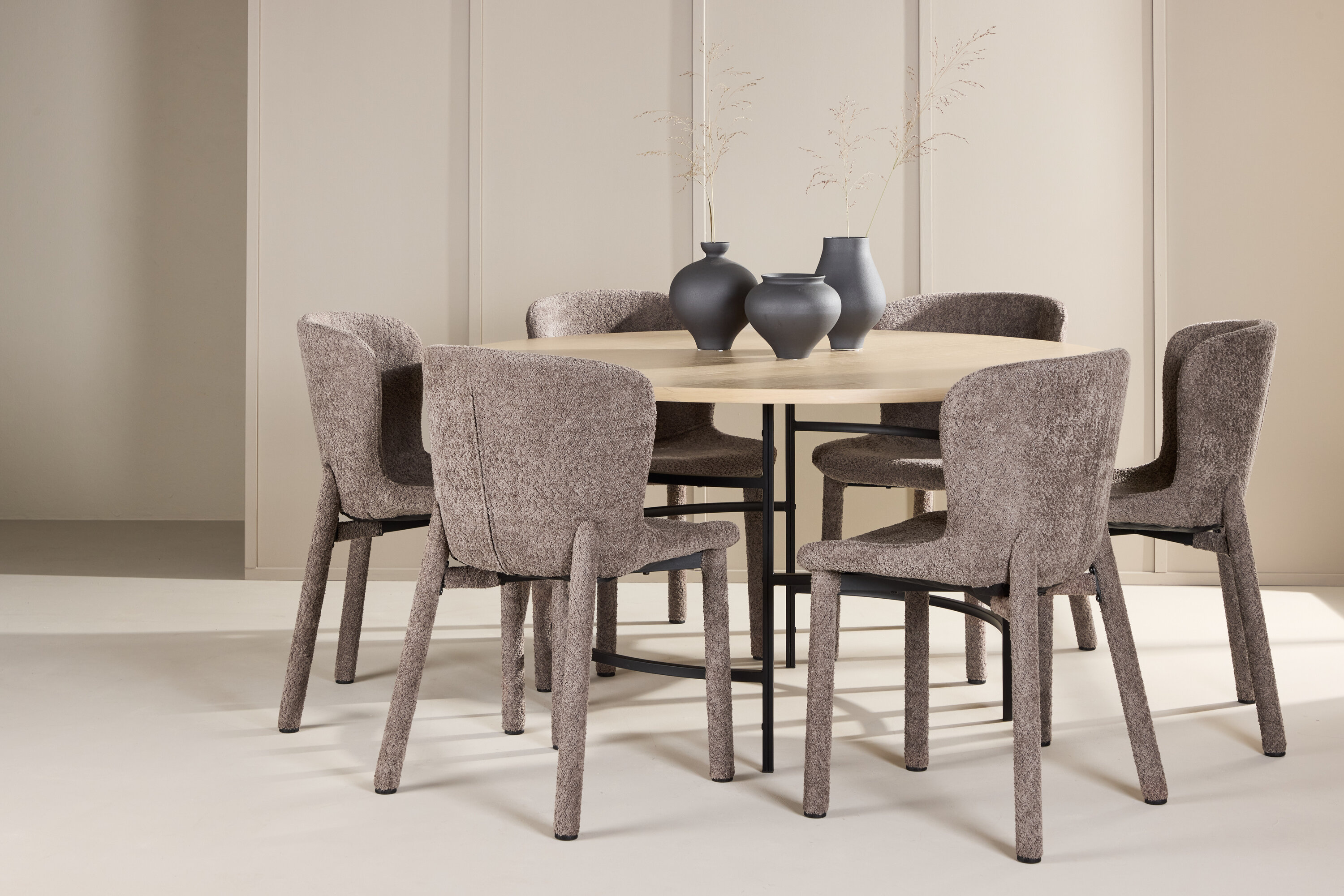 deLOHN Copenhagen, Astoria Kör alakú étkezőgarnitúra deLOHN Copenhagen, Astoria Kör alakú étkezőgarnitúra