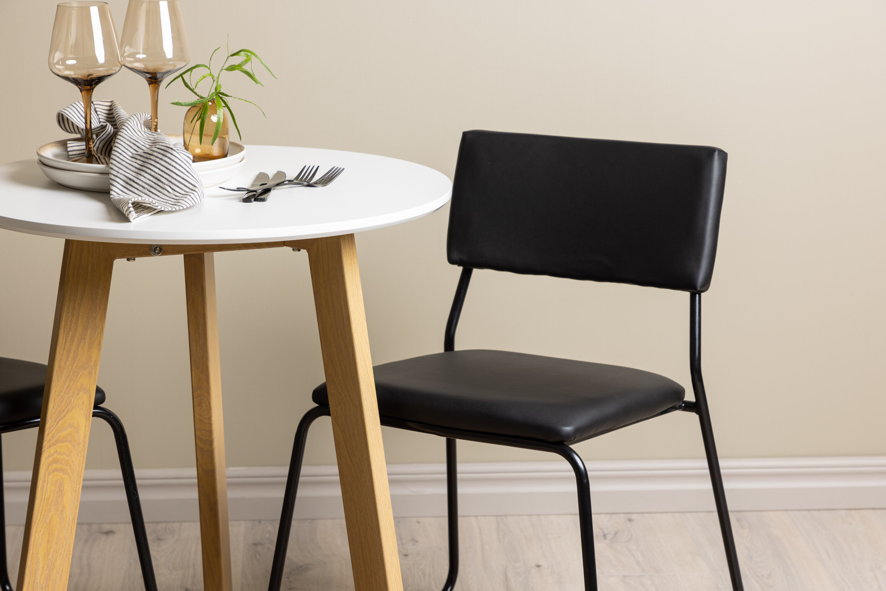 deLOHN Kenth Kör alakú étkezőgarnitúra deLOHN Kenth Kör alakú étkezőgarnitúra