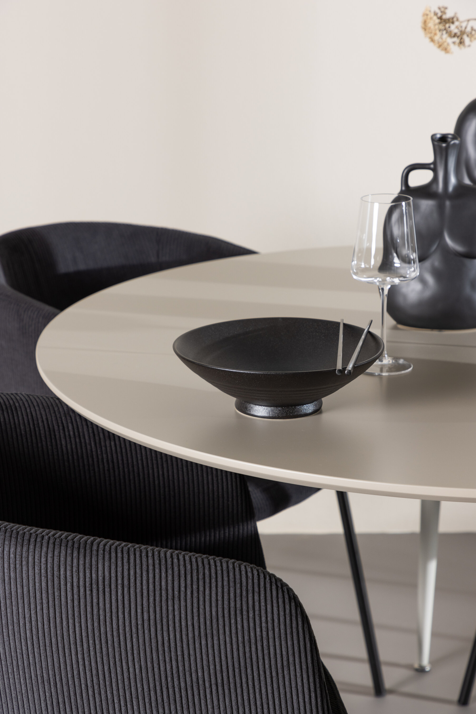 deLOHN Plaza, Berit Kör alakú étkezőgarnitúra