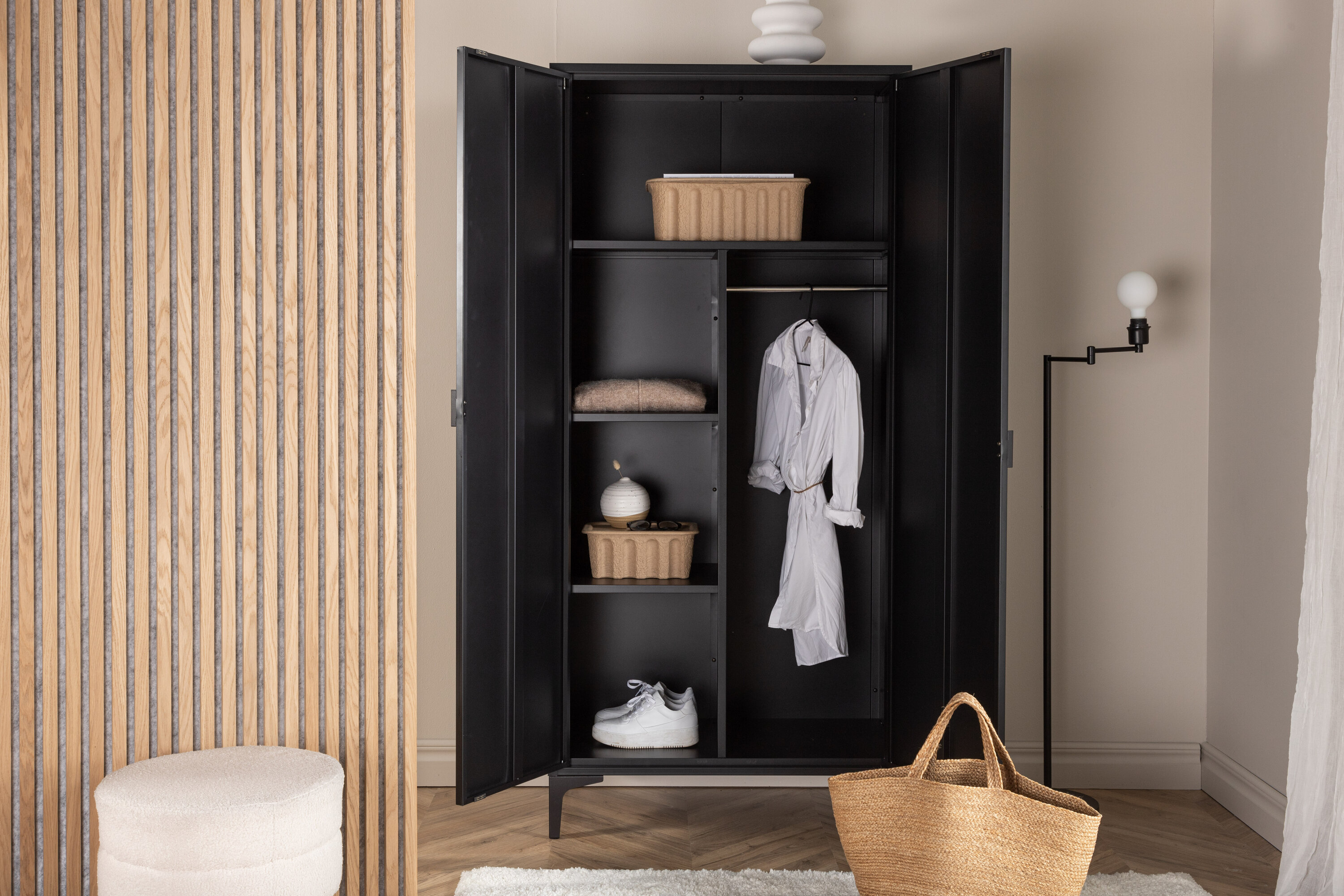 deLOHN Piring Gardrób