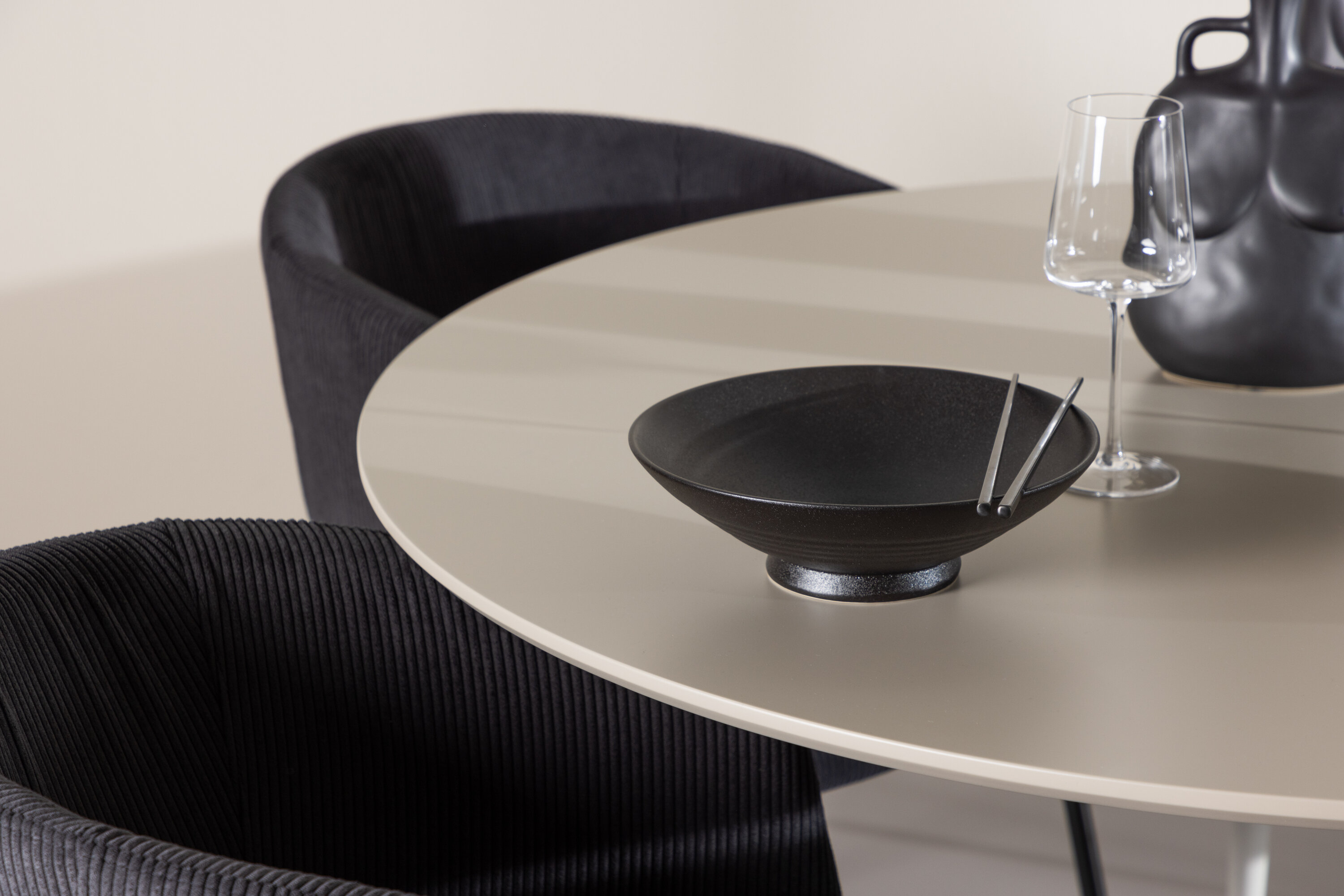 deLOHN Plaza, Berit Kör alakú étkezőgarnitúra