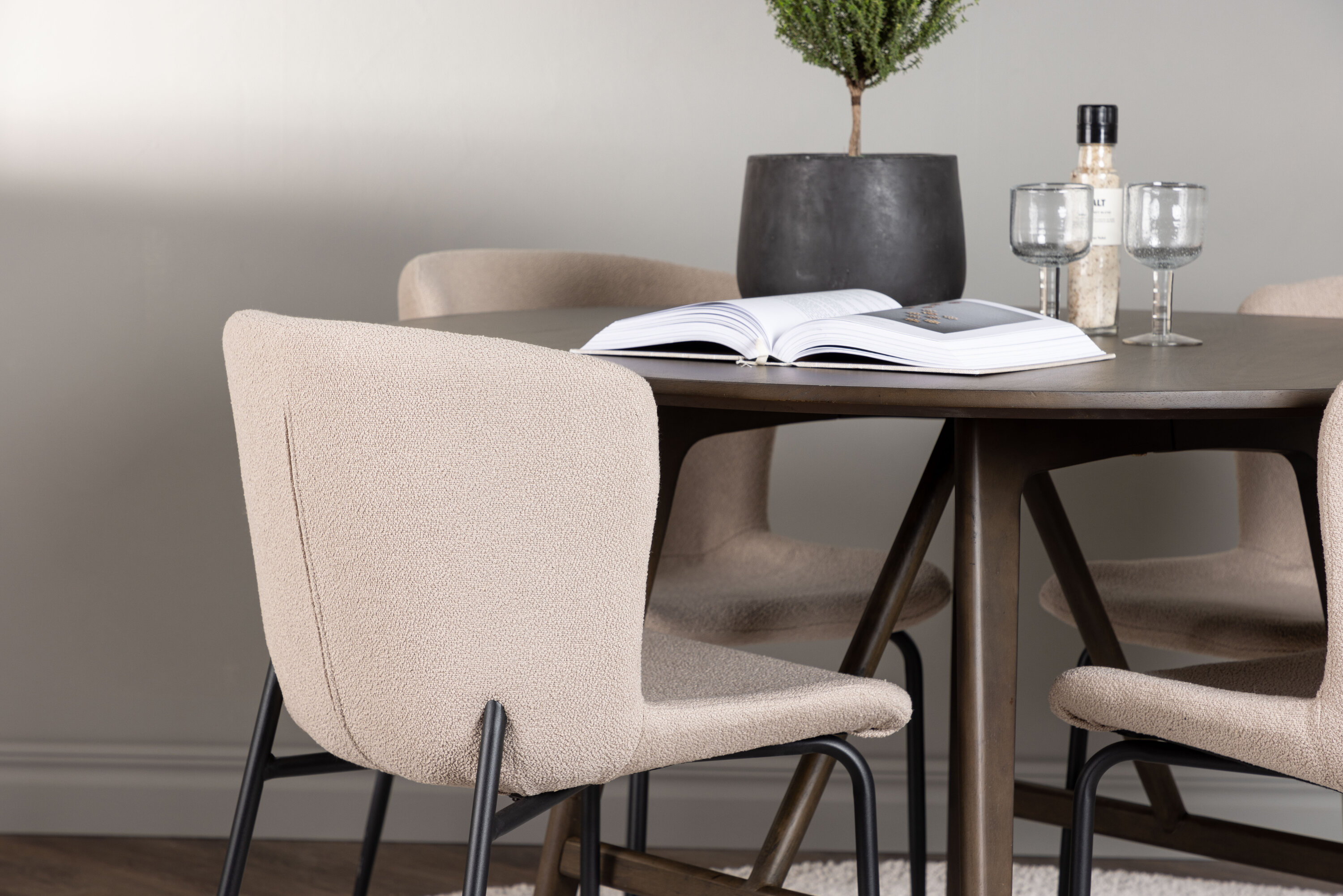 deLOHN Modesto Kör alakú étkezőgarnitúra deLOHN Modesto Kör alakú étkezőgarnitúra