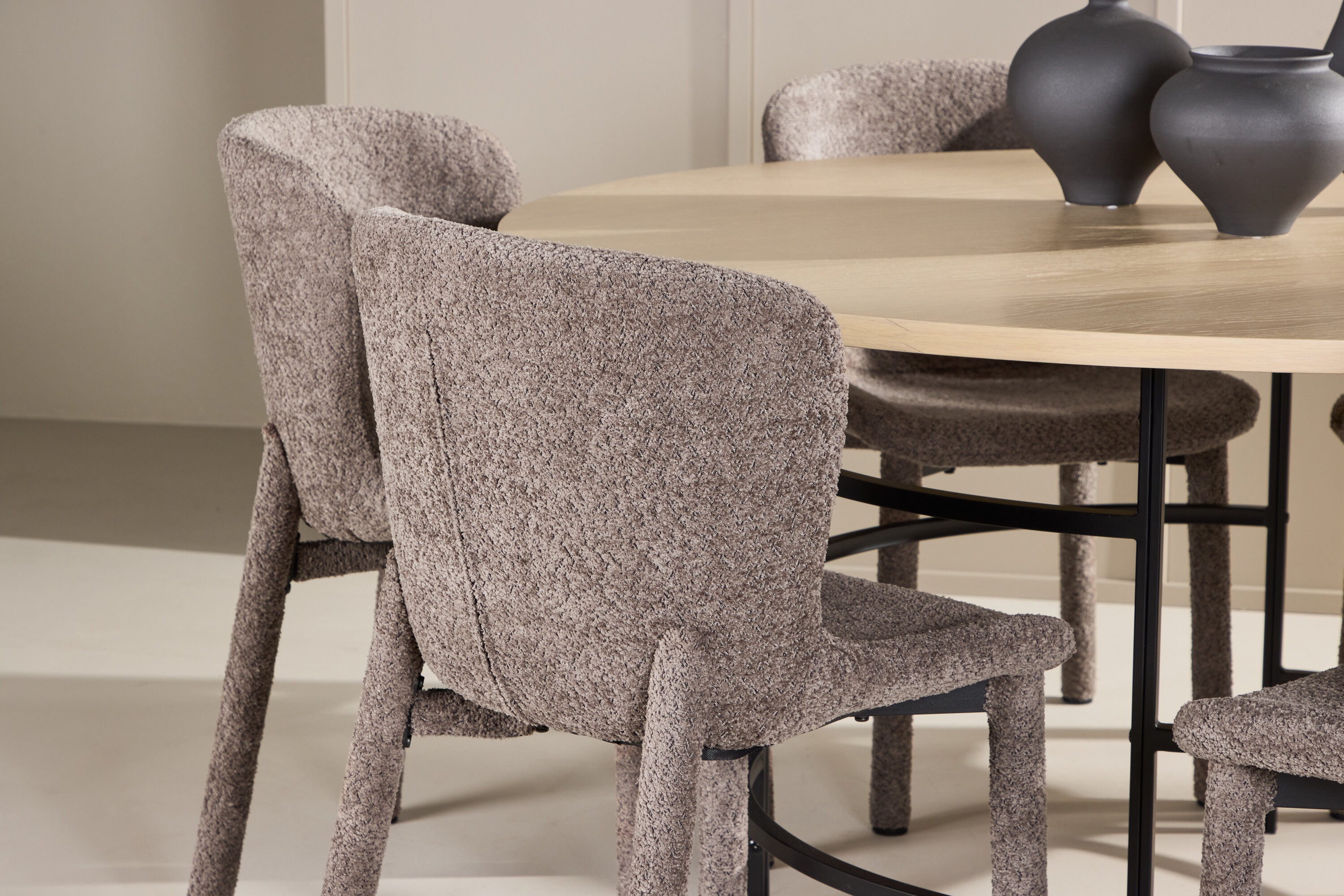 deLOHN Copenhagen, Astoria Kör alakú étkezőgarnitúra