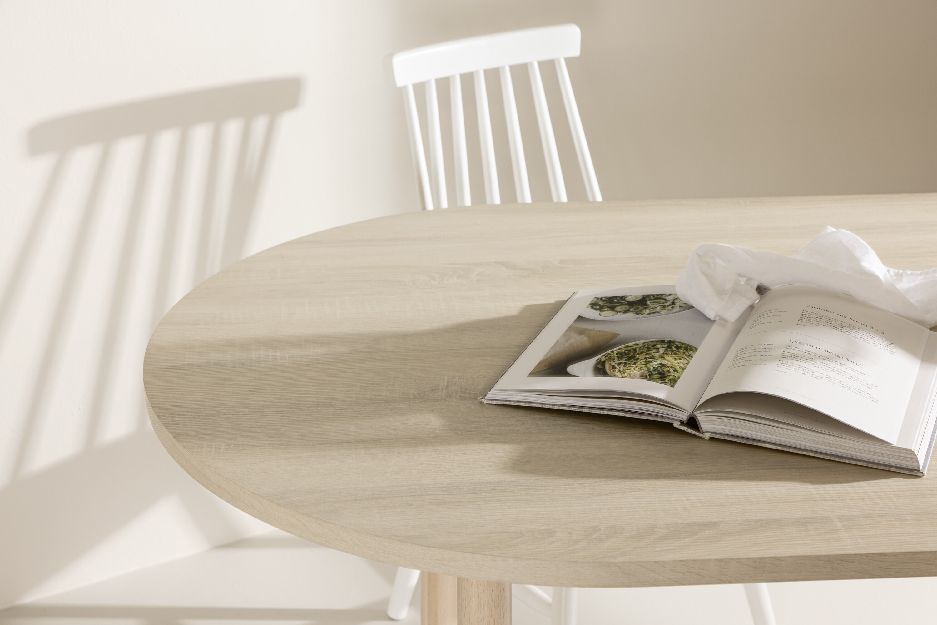 deLOHN Andy Ovális étkezőasztal