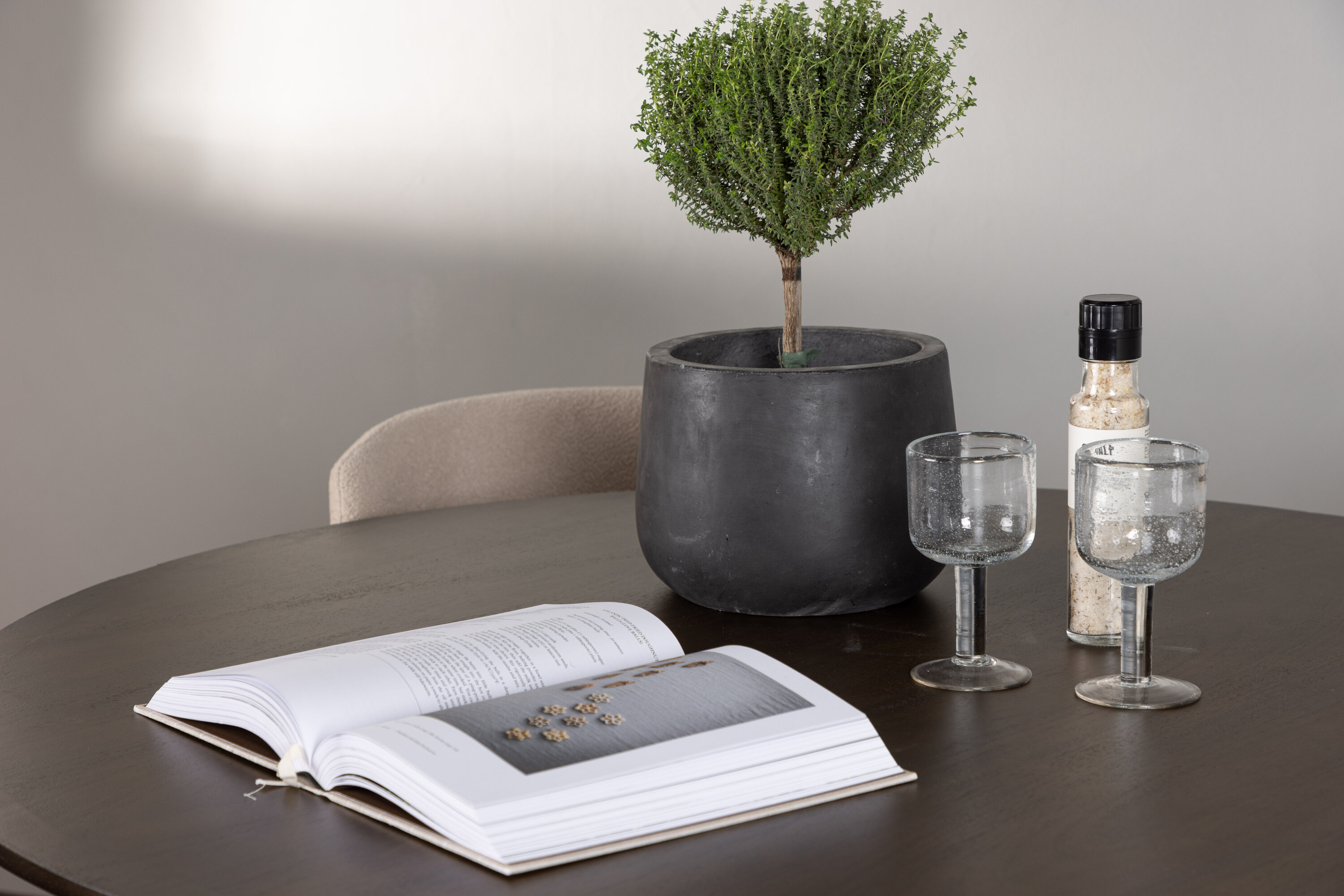 deLOHN Modesto Kör alakú étkezőgarnitúra deLOHN Modesto Kör alakú étkezőgarnitúra