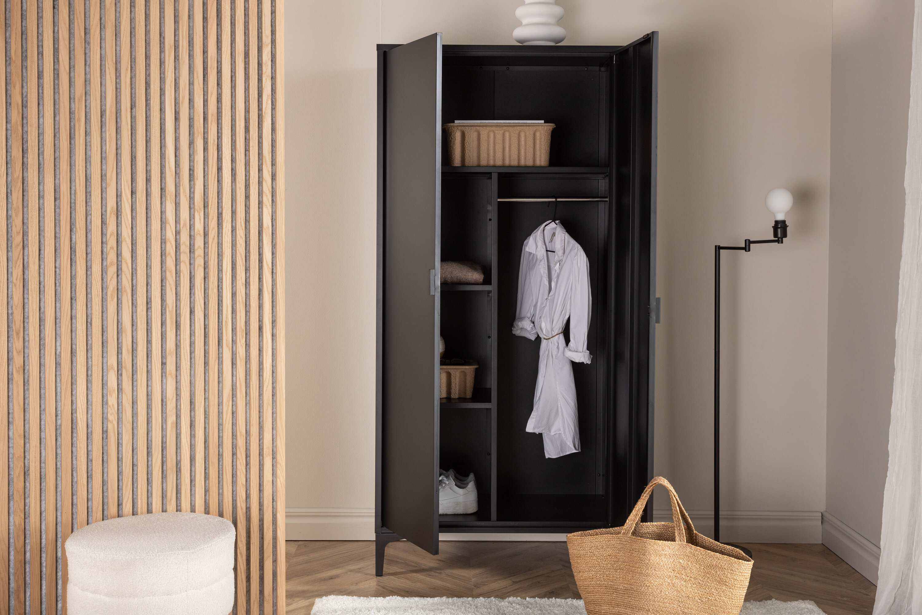 deLOHN Piring Gardrób