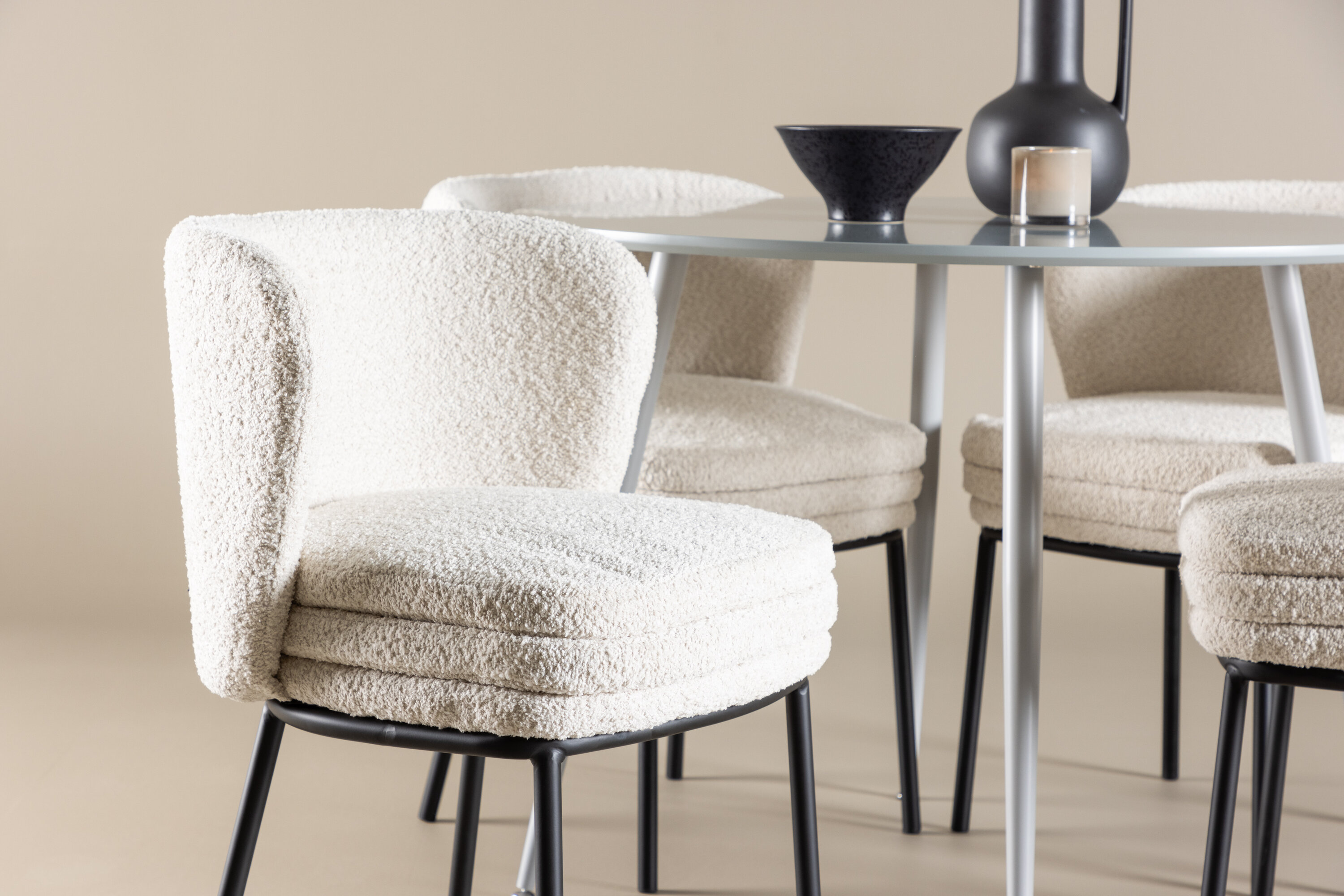 deLOHN Plaza, Agnes Kör alakú étkezőgarnitúra