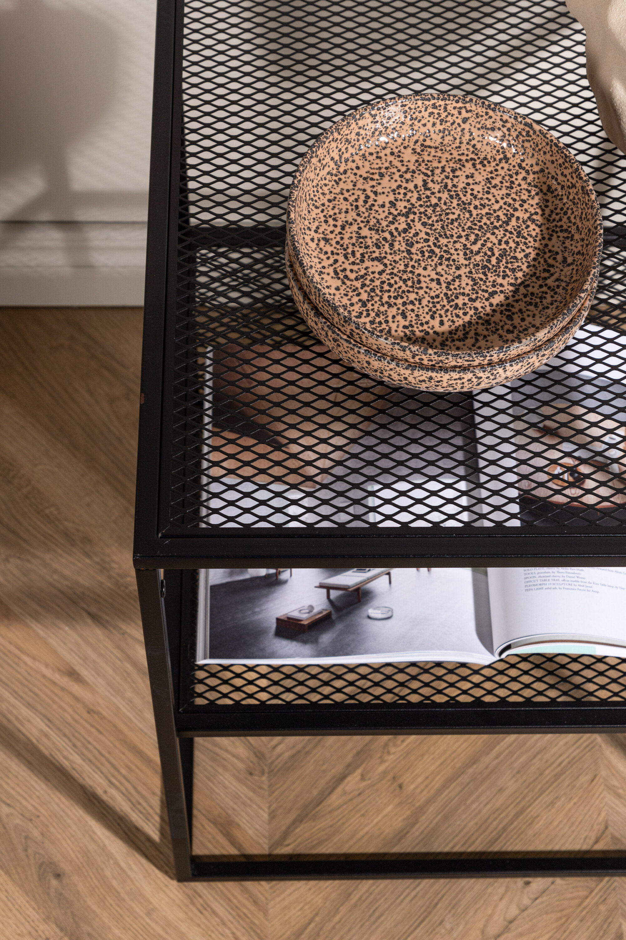 deLOHN Netz Dohányzóasztal