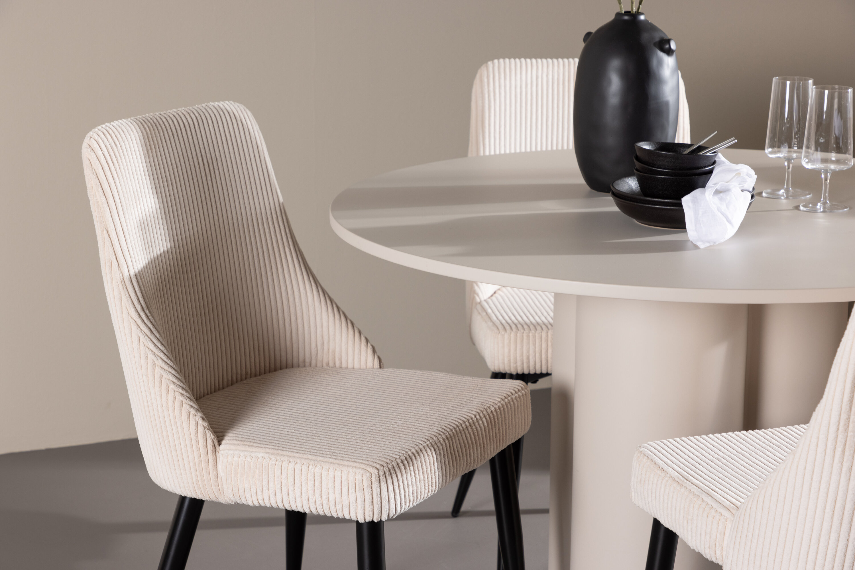 deLOHN Olivia, Leone Kör alakú étkezőgarnitúra deLOHN Olivia, Leone Kör alakú étkezőgarnitúra