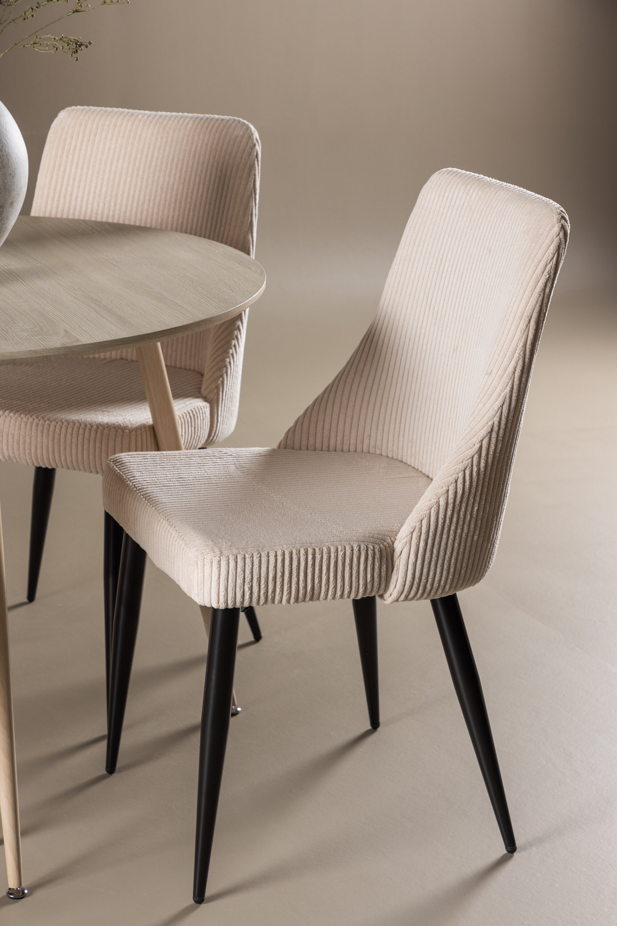 deLOHN Plaza, Leone Kör alakú étkezőgarnitúra