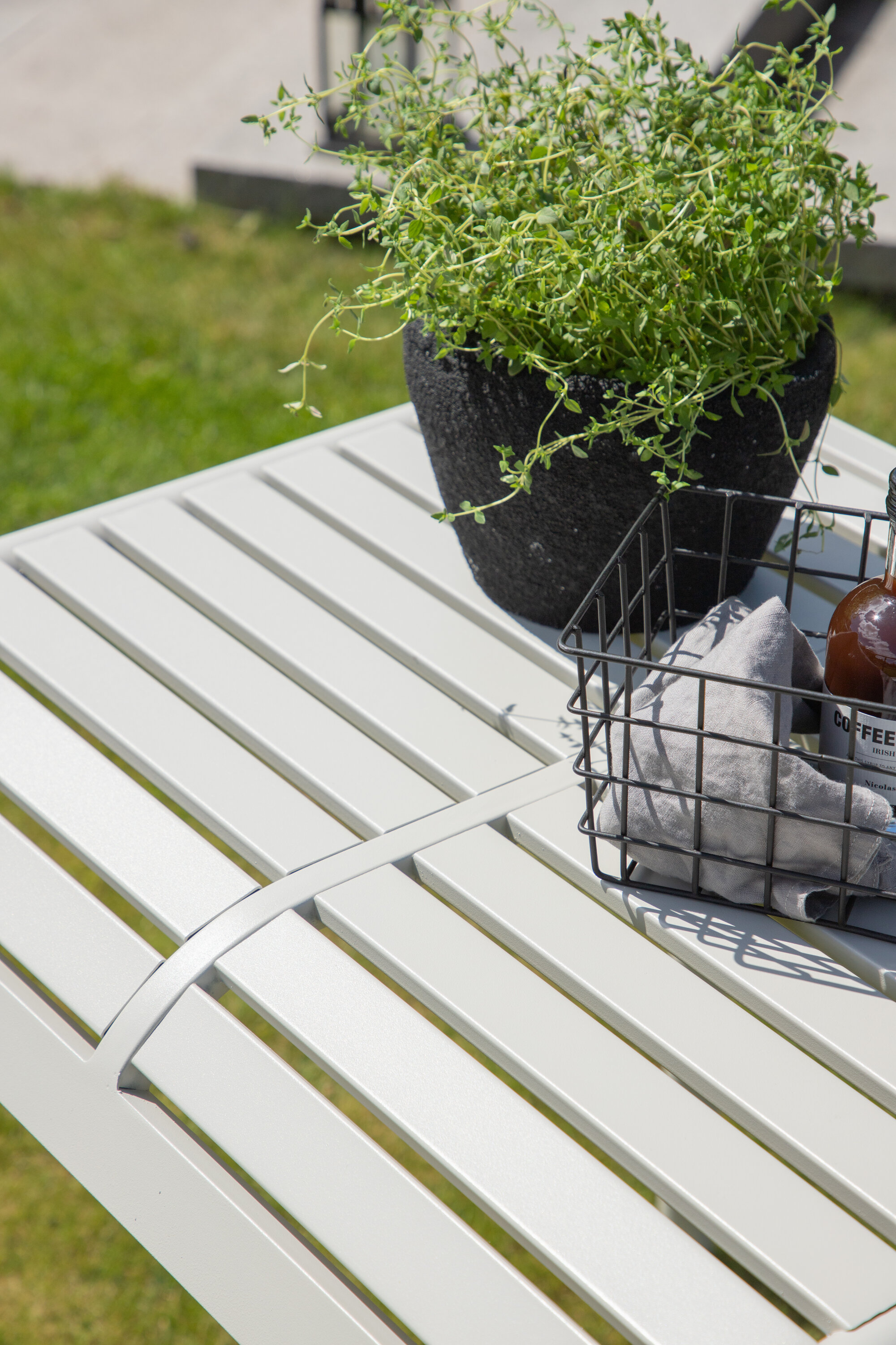 deLOHN Borneo Kávéházi asztal