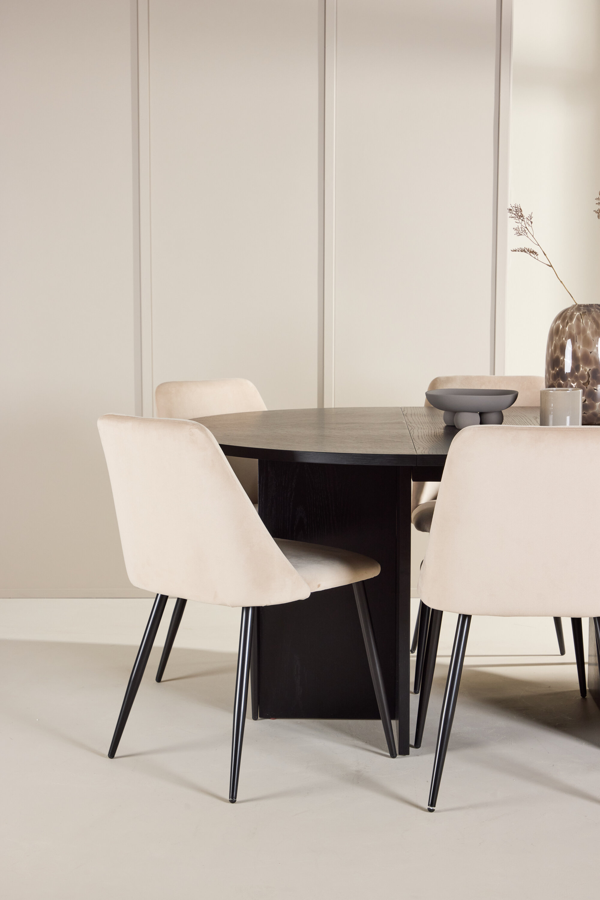 deLOHN Strada, Night Ovális étkezőgarnitúra deLOHN Strada, Night Ovális étkezőgarnitúra