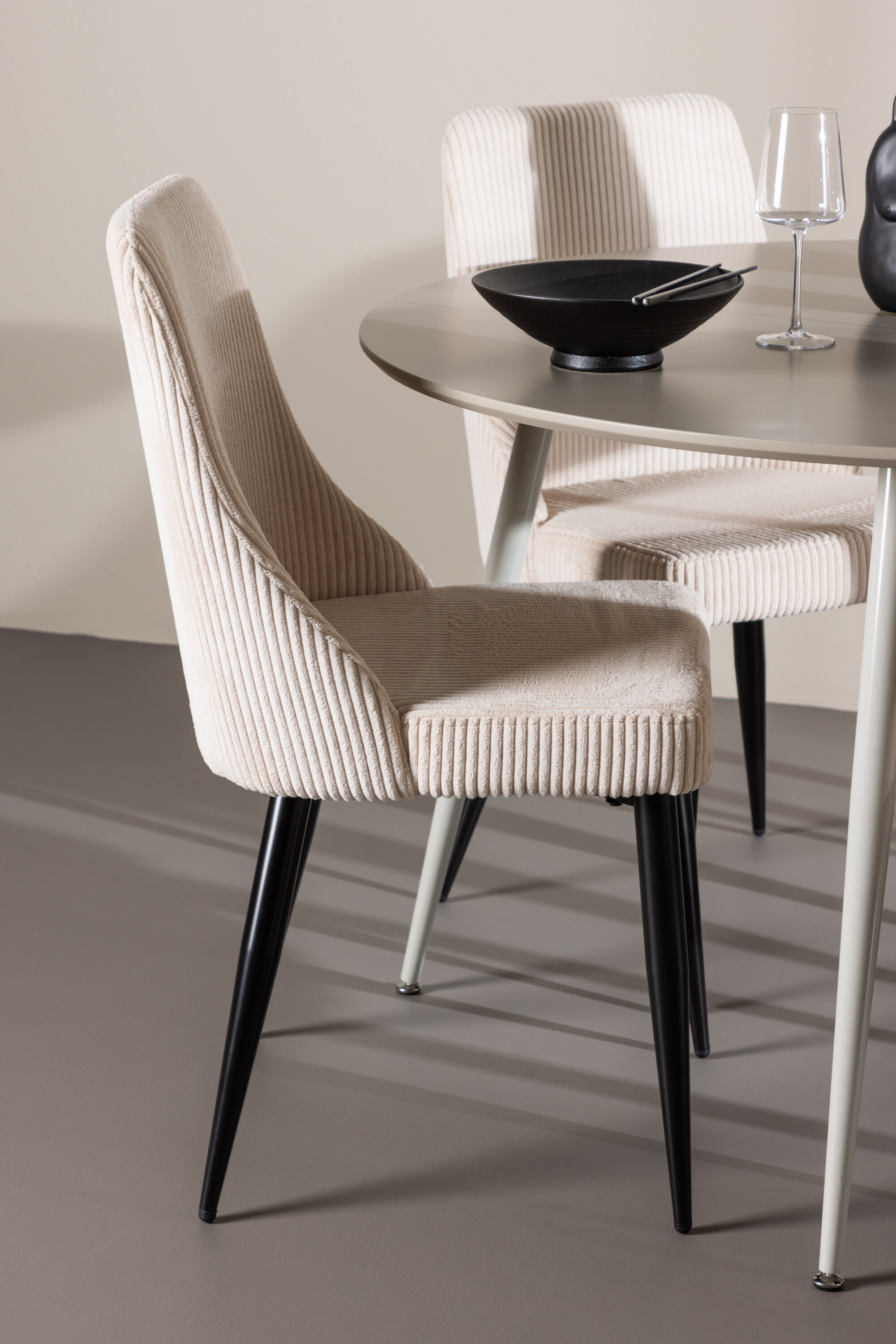 deLOHN Plaza, Leone Kör alakú étkezőgarnitúra