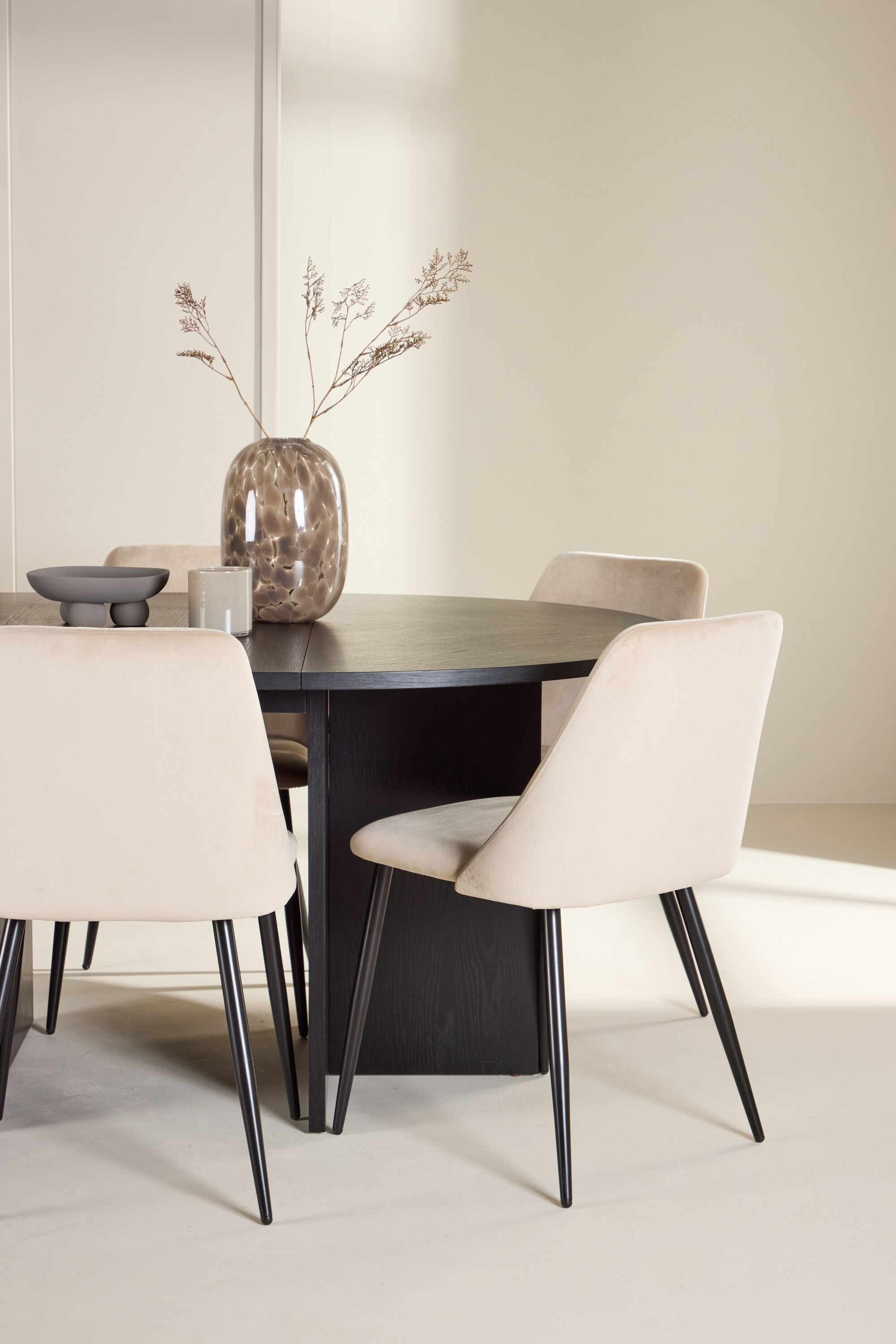 deLOHN Strada, Night Ovális étkezőgarnitúra deLOHN Strada, Night Ovális étkezőgarnitúra