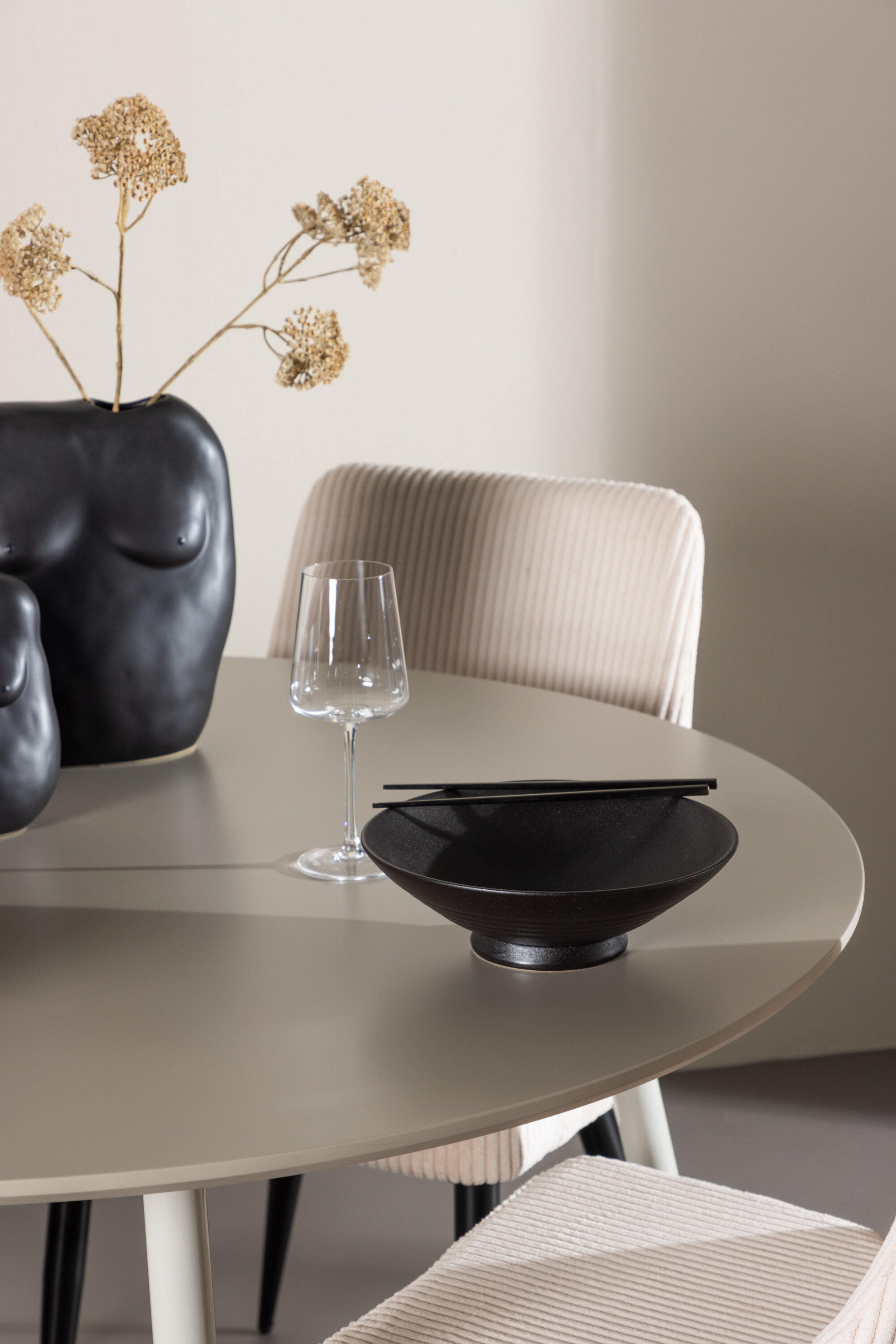 deLOHN Plaza, Leone Kör alakú étkezőgarnitúra