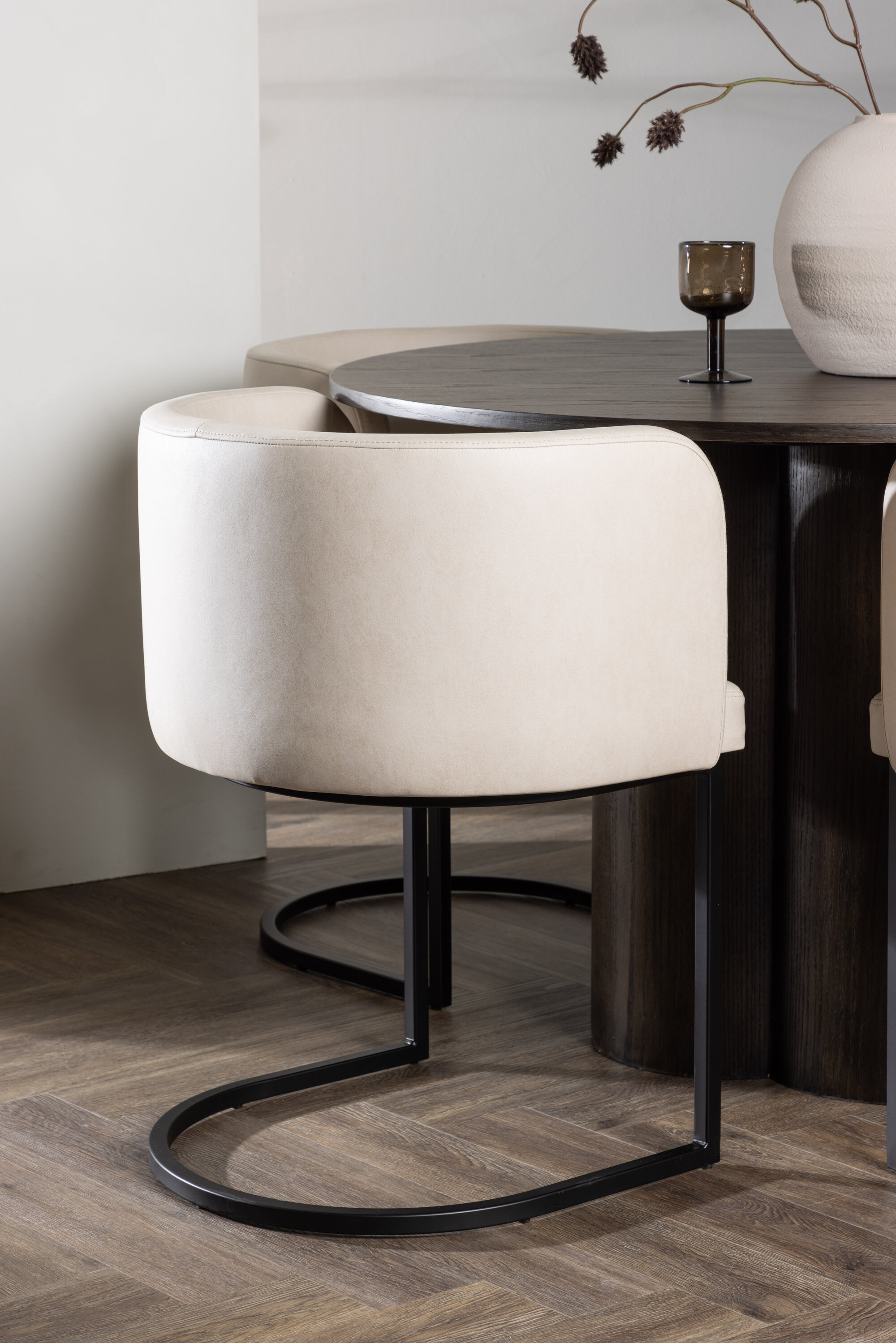 deLOHN Olivia, Simrishamn Kör alakú étkezőgarnitúra