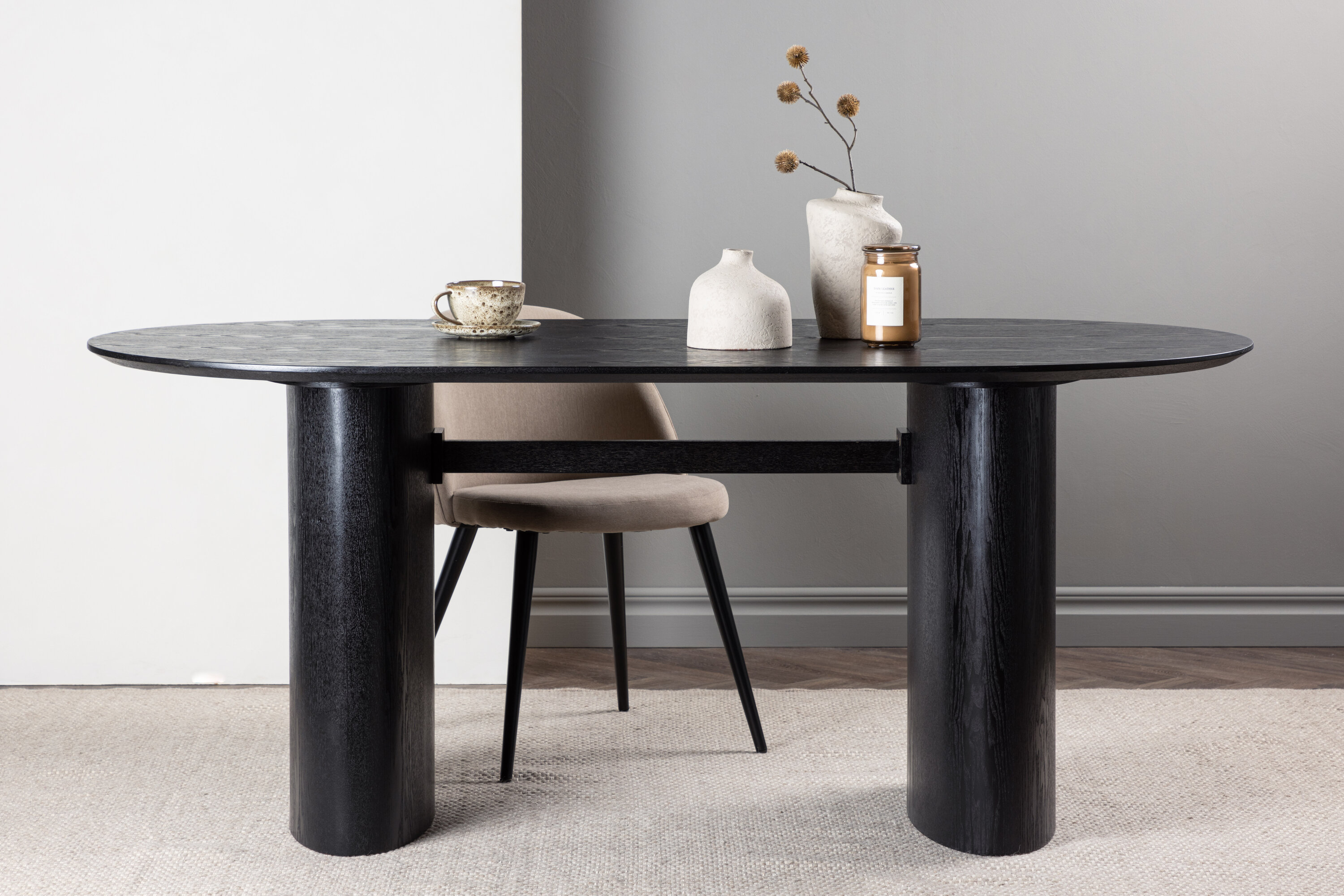 deLOHN Isolde Ovális étkezőasztal deLOHN Isolde Ovális étkezőasztal