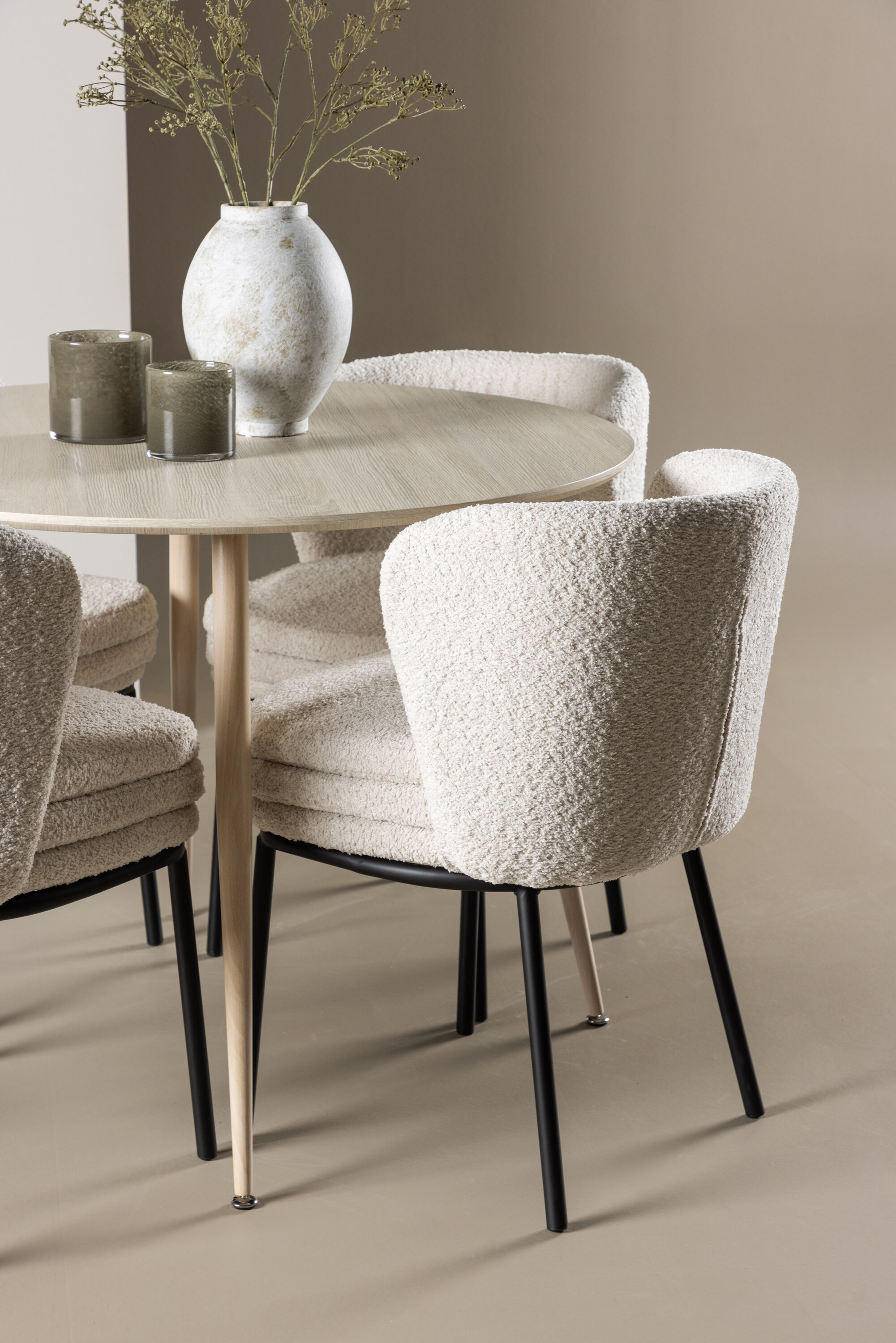 deLOHN Plaza, Agnes Kör alakú étkezőgarnitúra