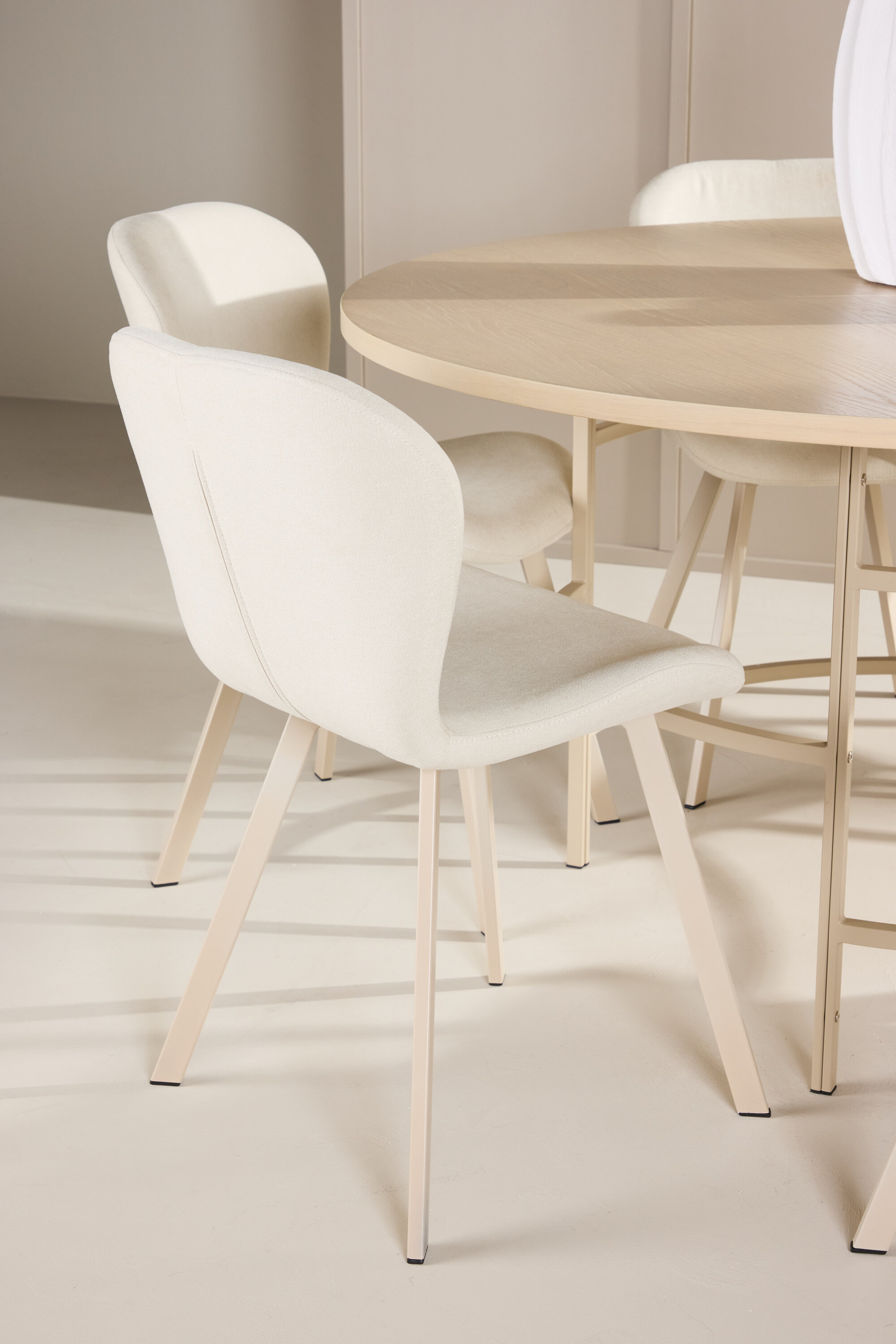 deLOHN Copenhagen, Lilja Kör alakú étkezőgarnitúra