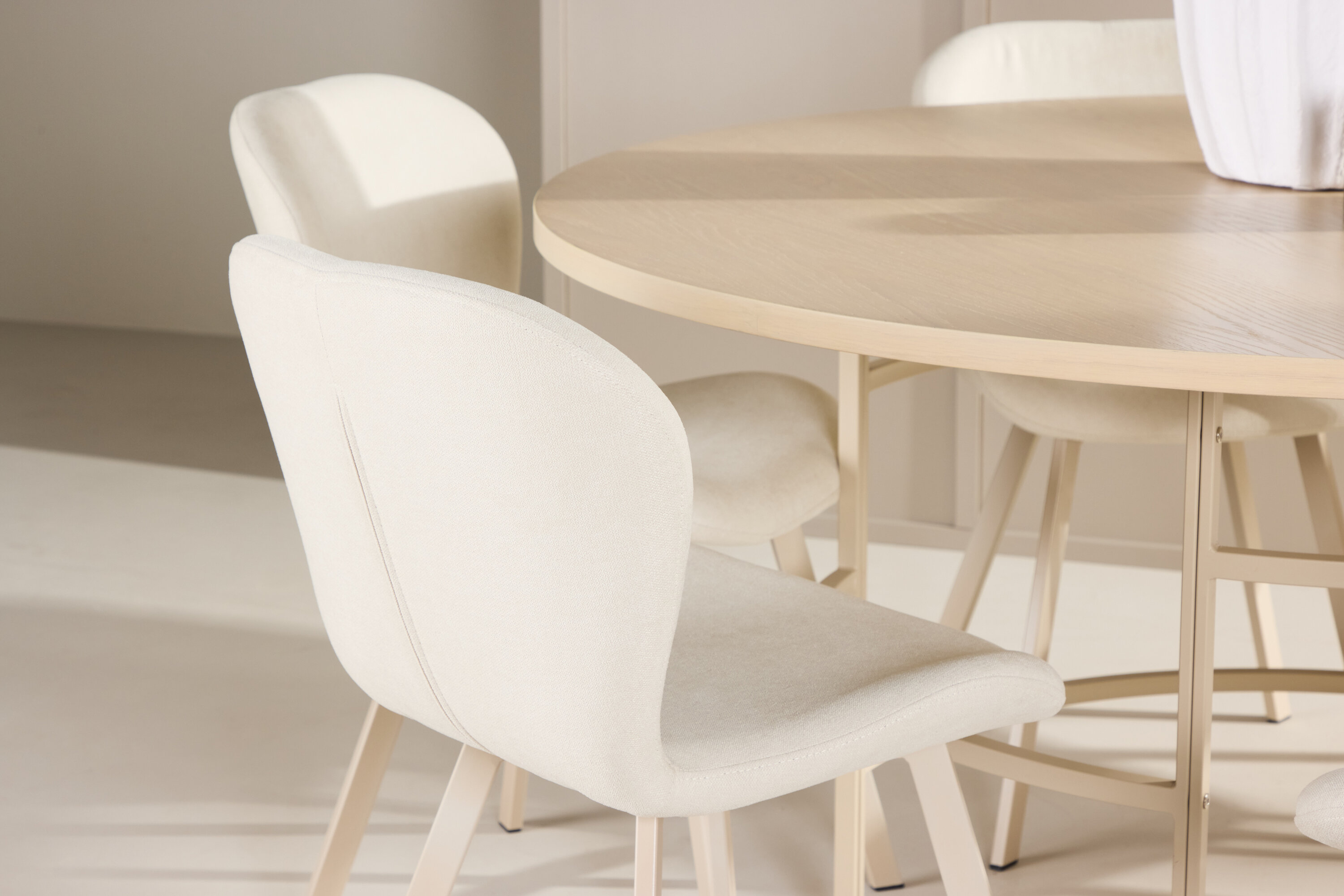 deLOHN Copenhagen, Lilja Kör alakú étkezőgarnitúra