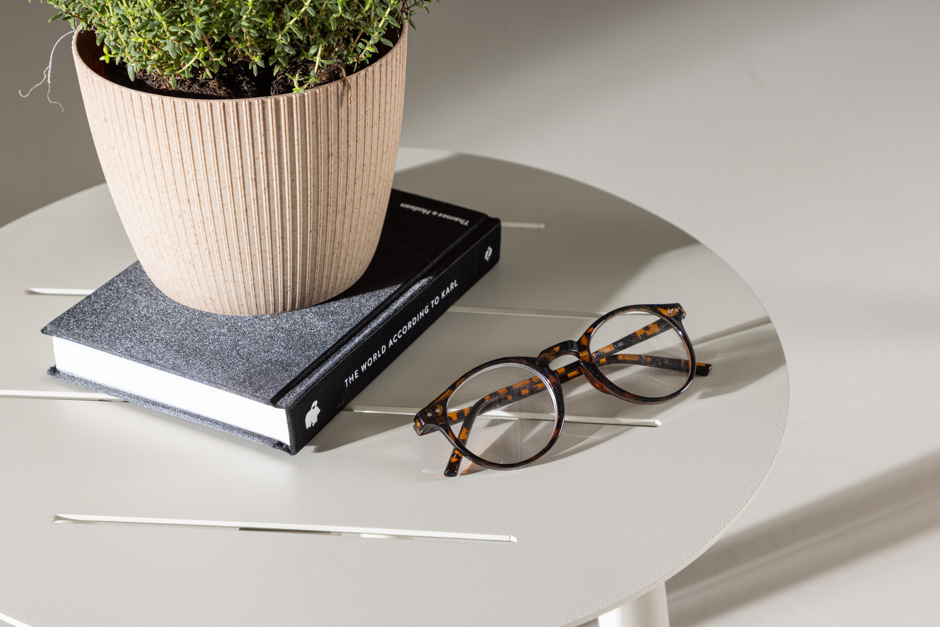 deLOHN Lina Kisasztal