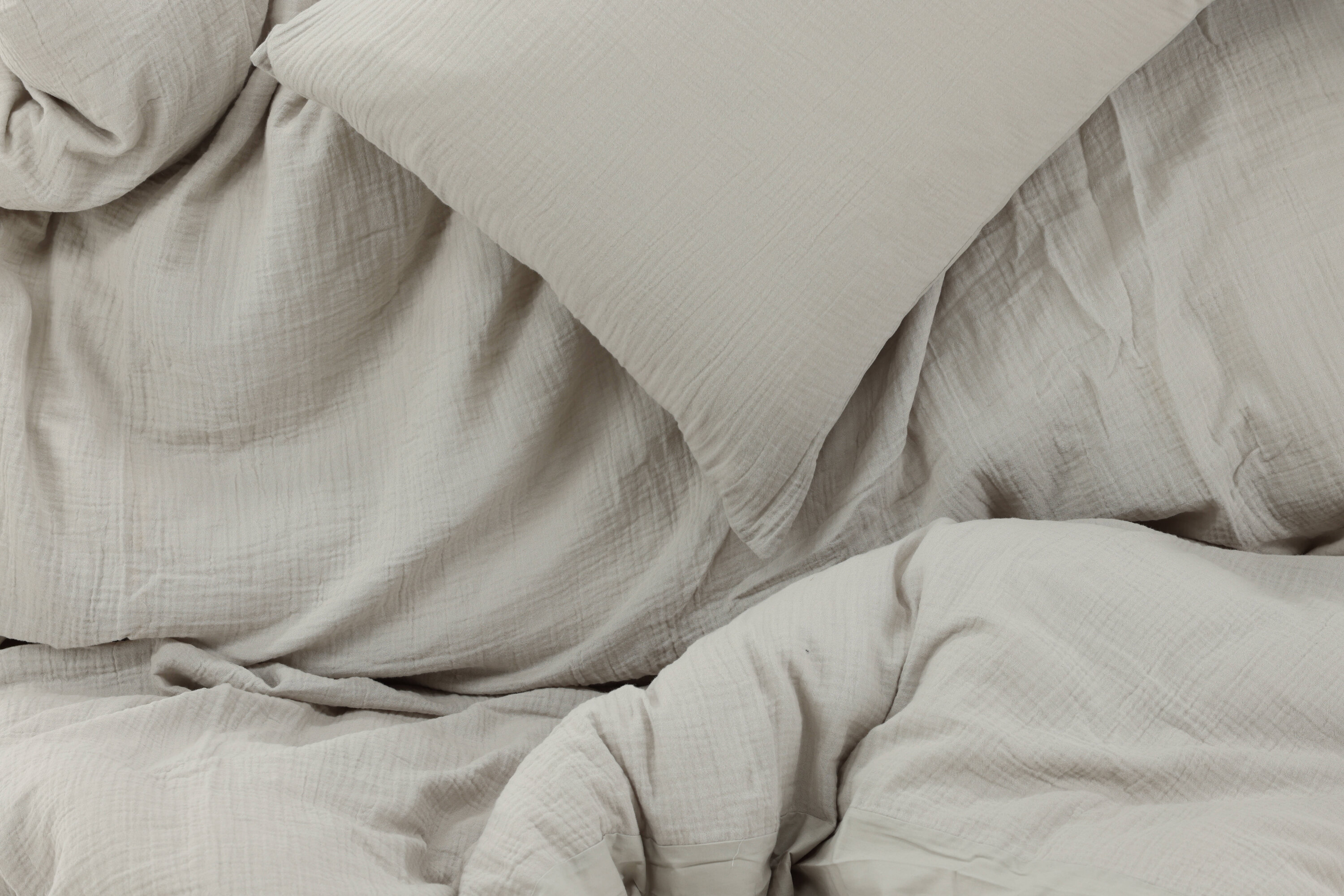 deLOHN Mila Ágynemű