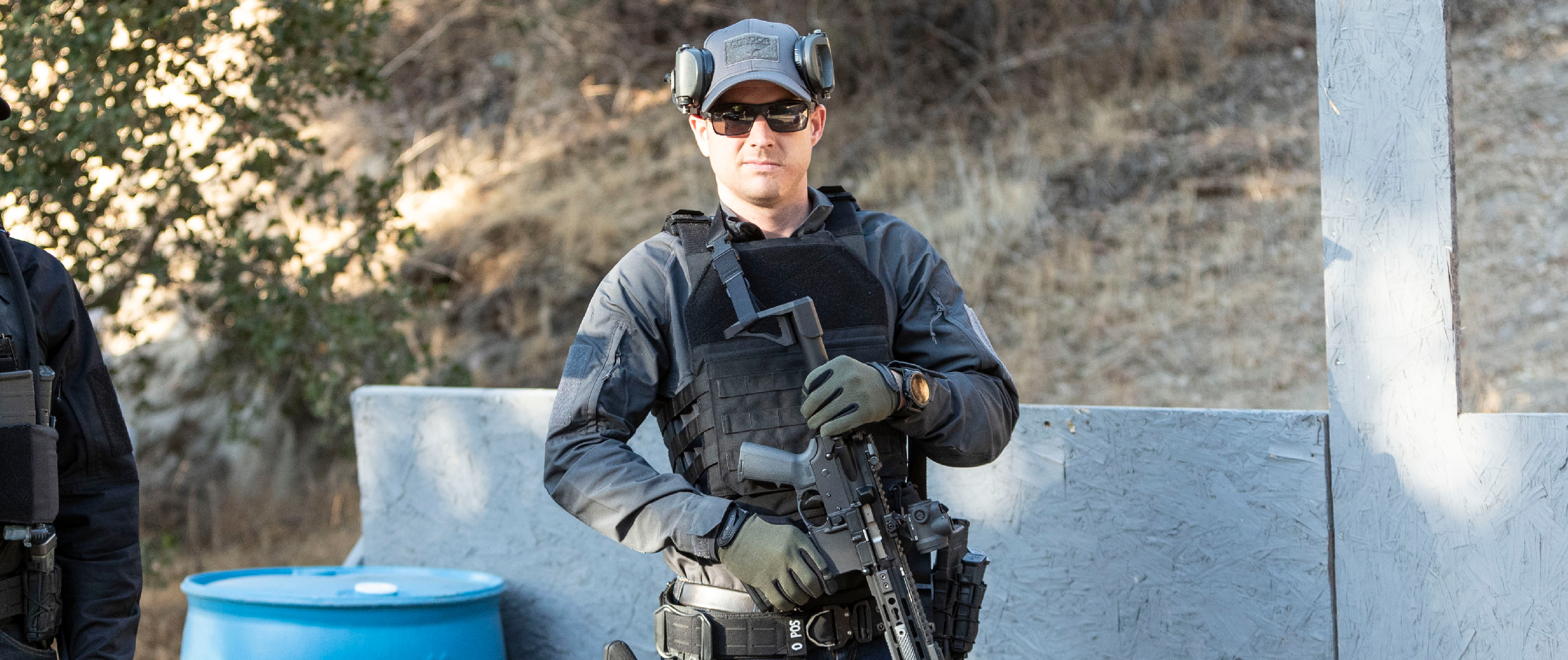 Image showing someone holding a rifle while wearing a phalanx plate carrier