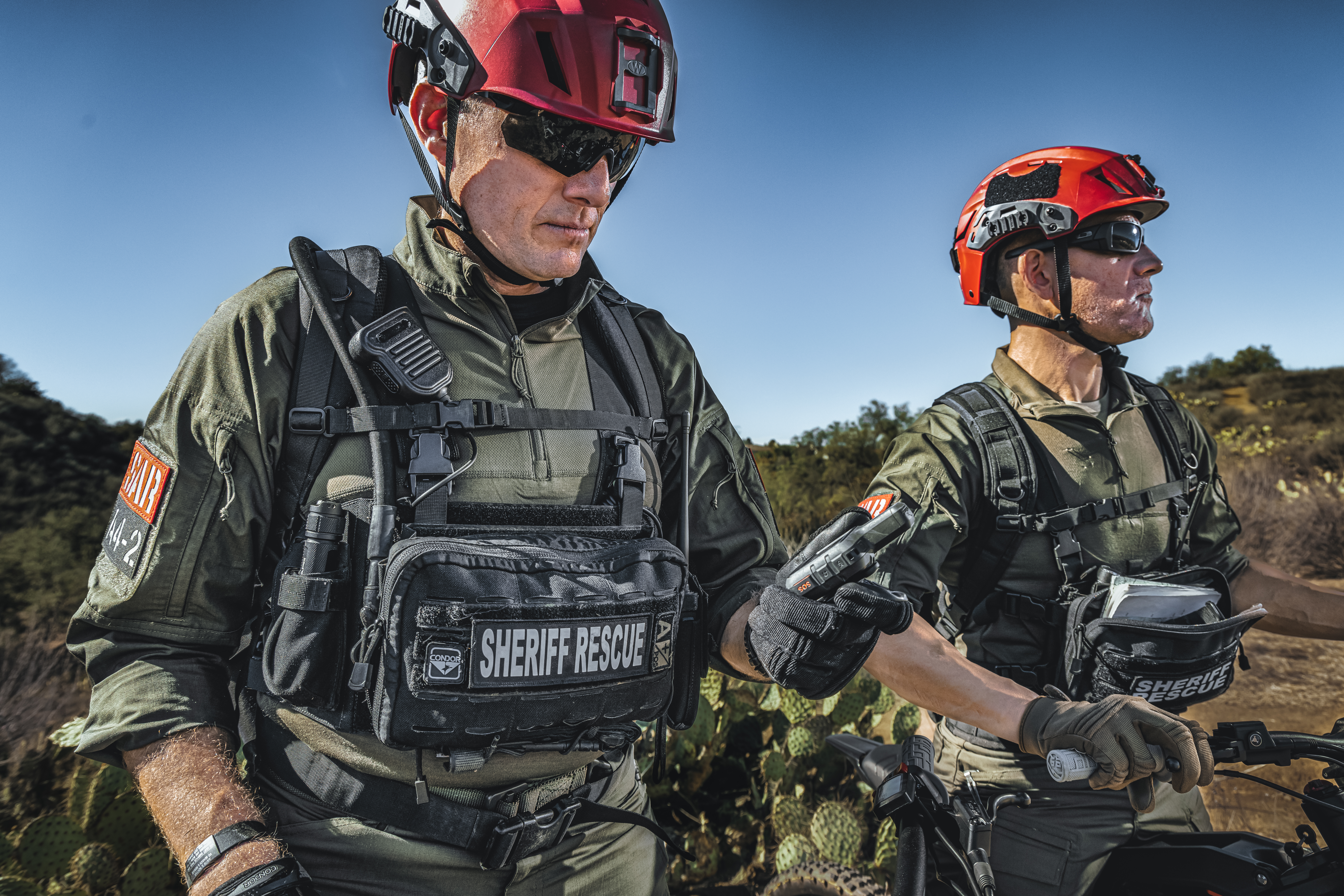 Image of a sheriff using a harness along with the stowaway chest rig