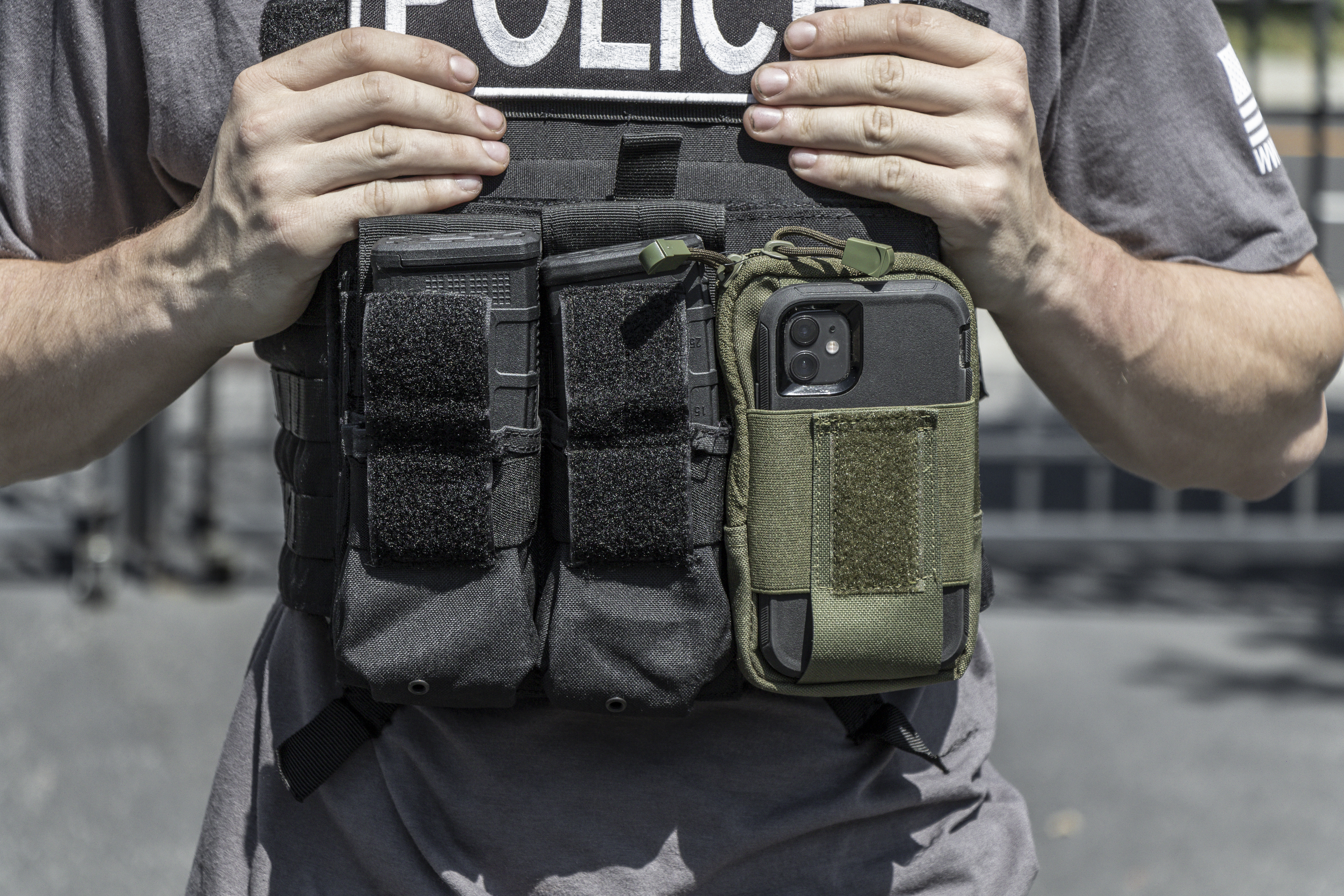 Image of the phone pouch on a plate carrier