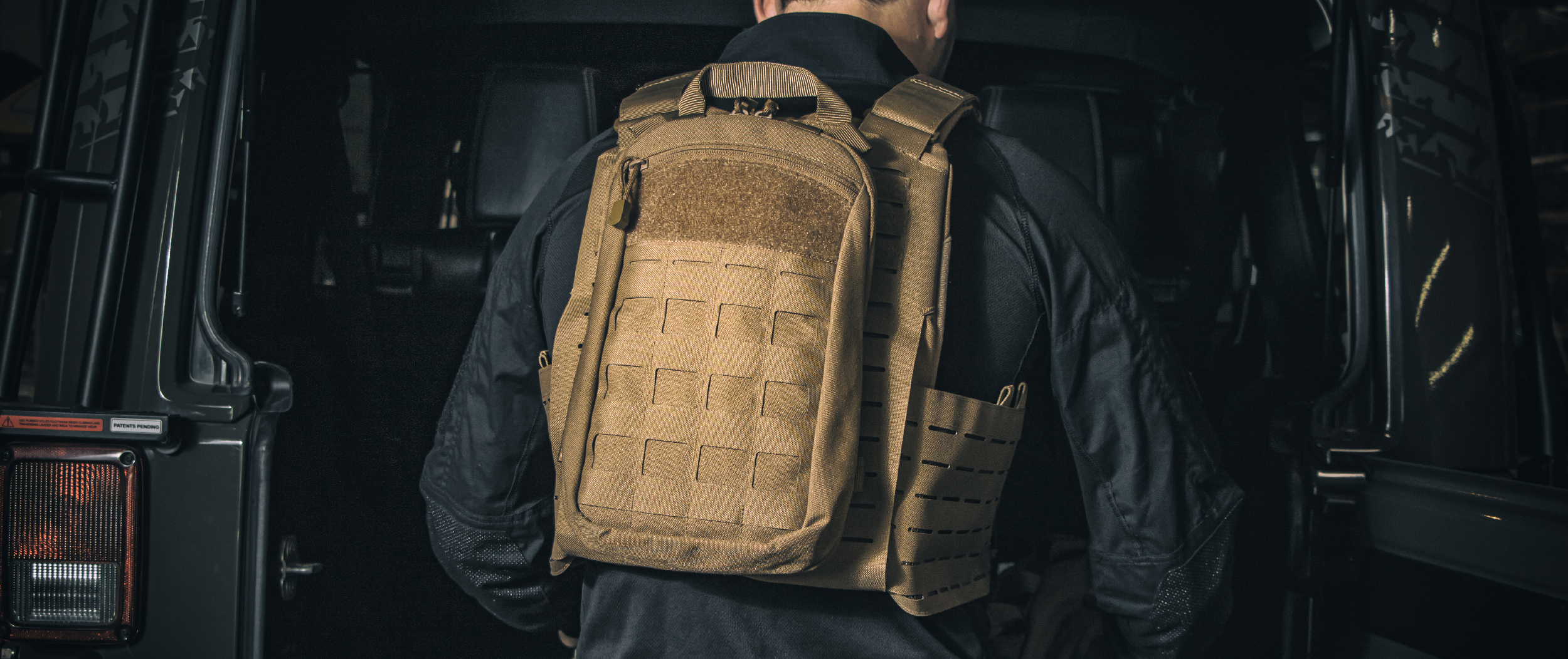 Image of the lcs tidepool hydration pouch attached to the vanquish rs plate carrier