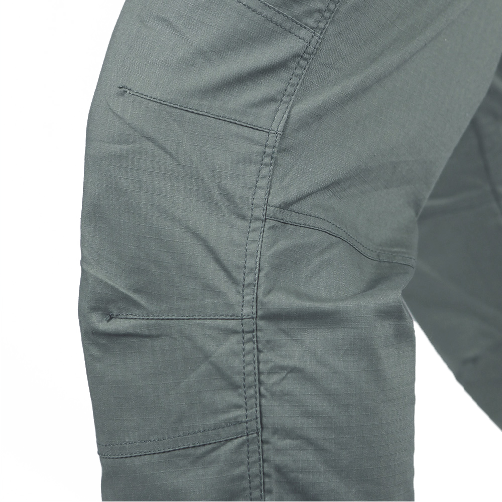 Image of the articulated knee stitching on the operator pants