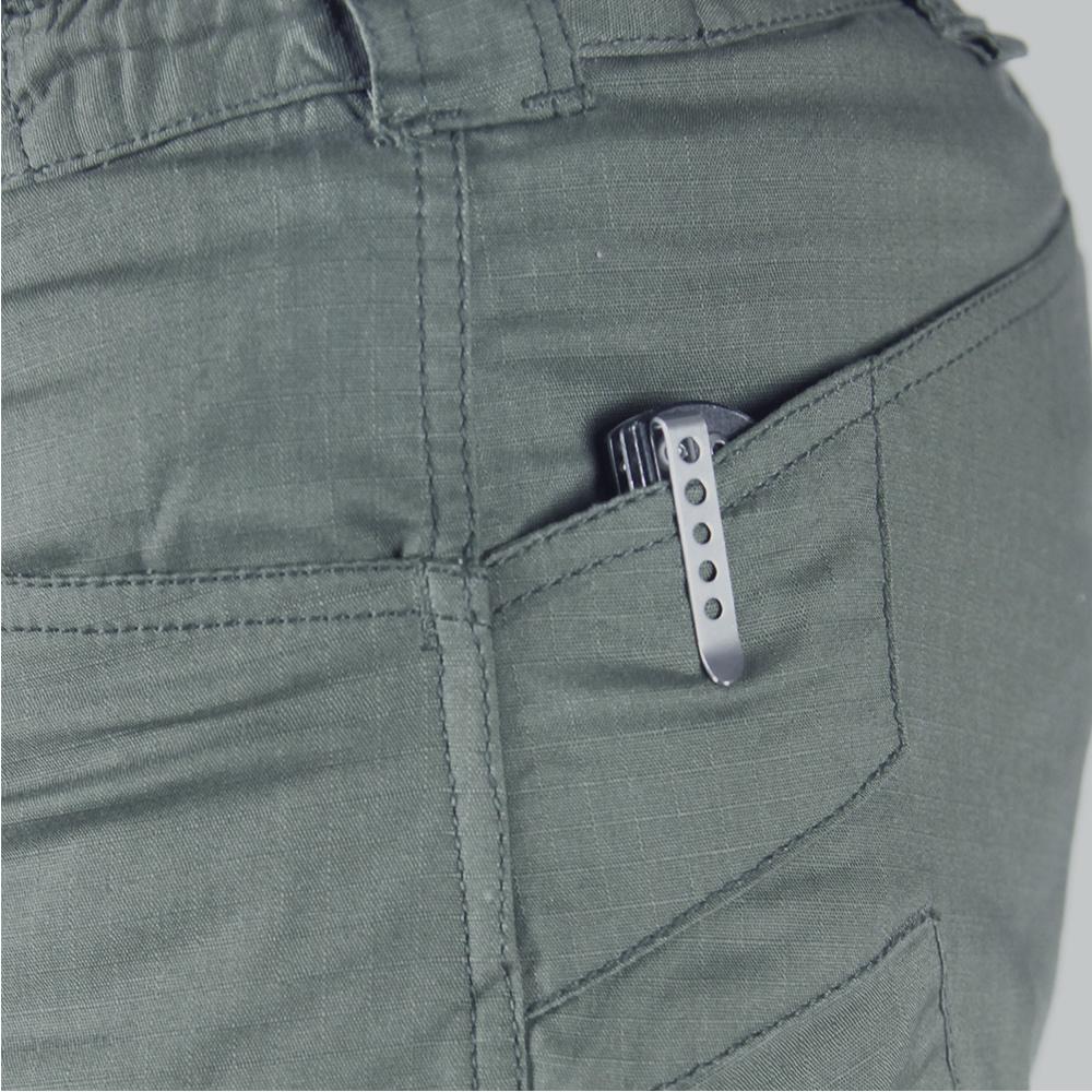 image of  the dedicated knife or small accessory pocket on the operator pants