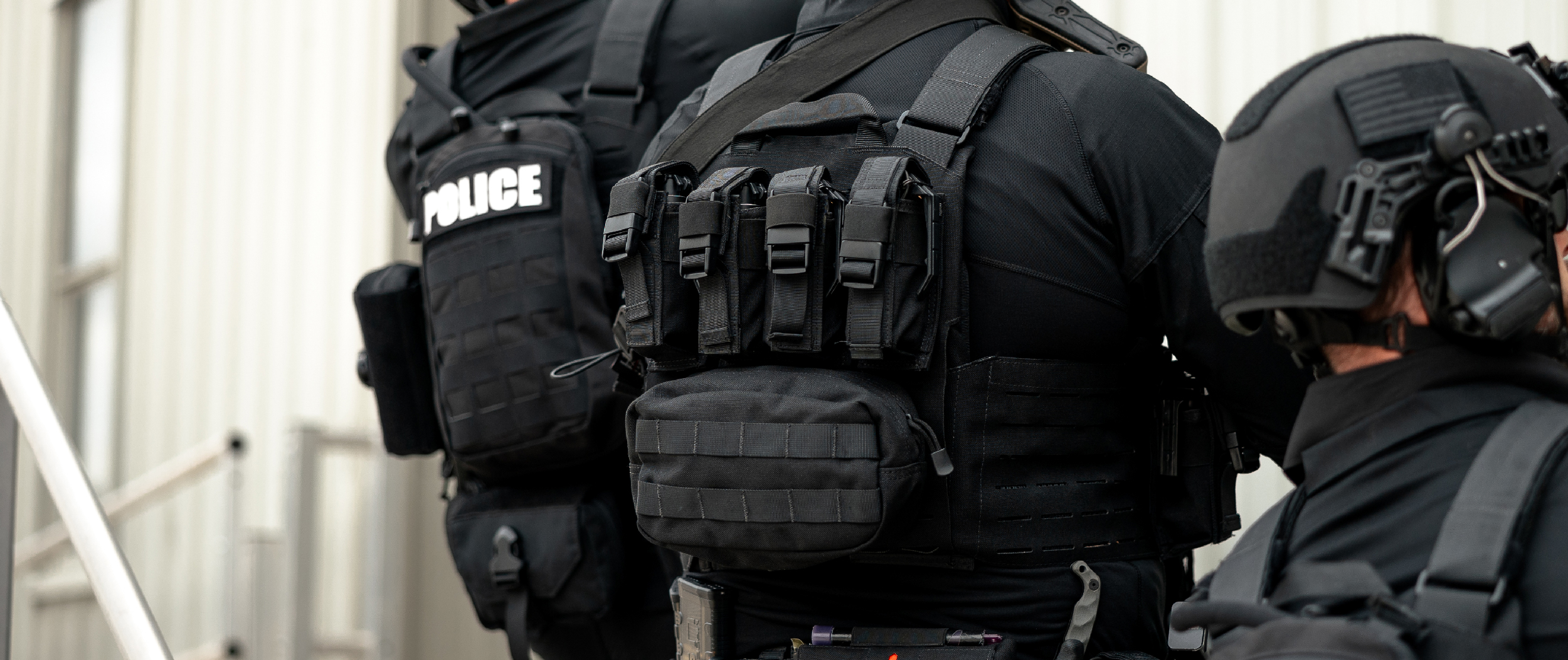 Image of the utility pouch mounted to the back of a plate carrier