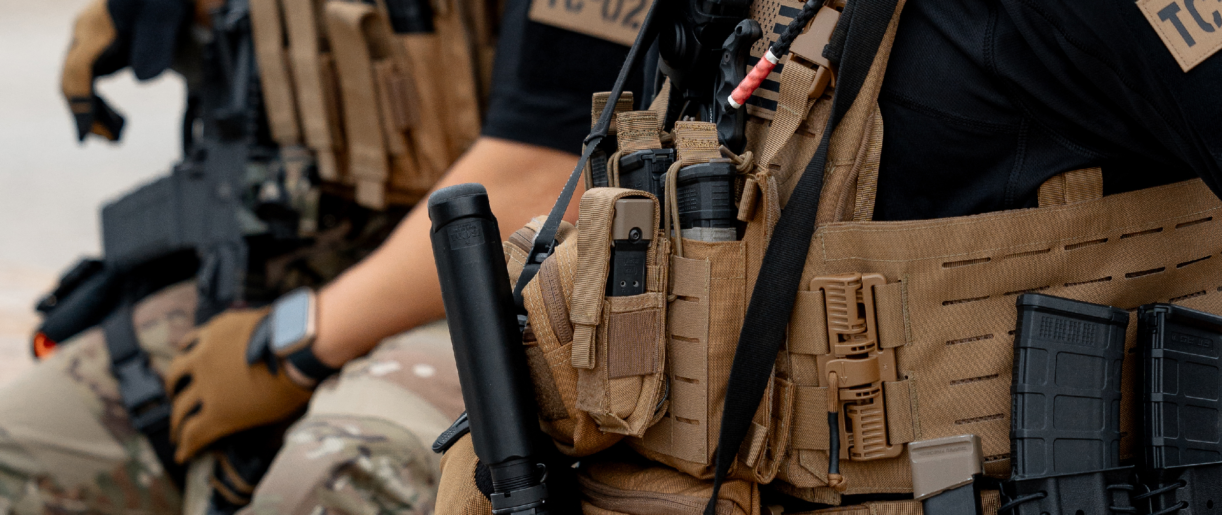 Image of a police officer using a single pistol pouch on his carrier