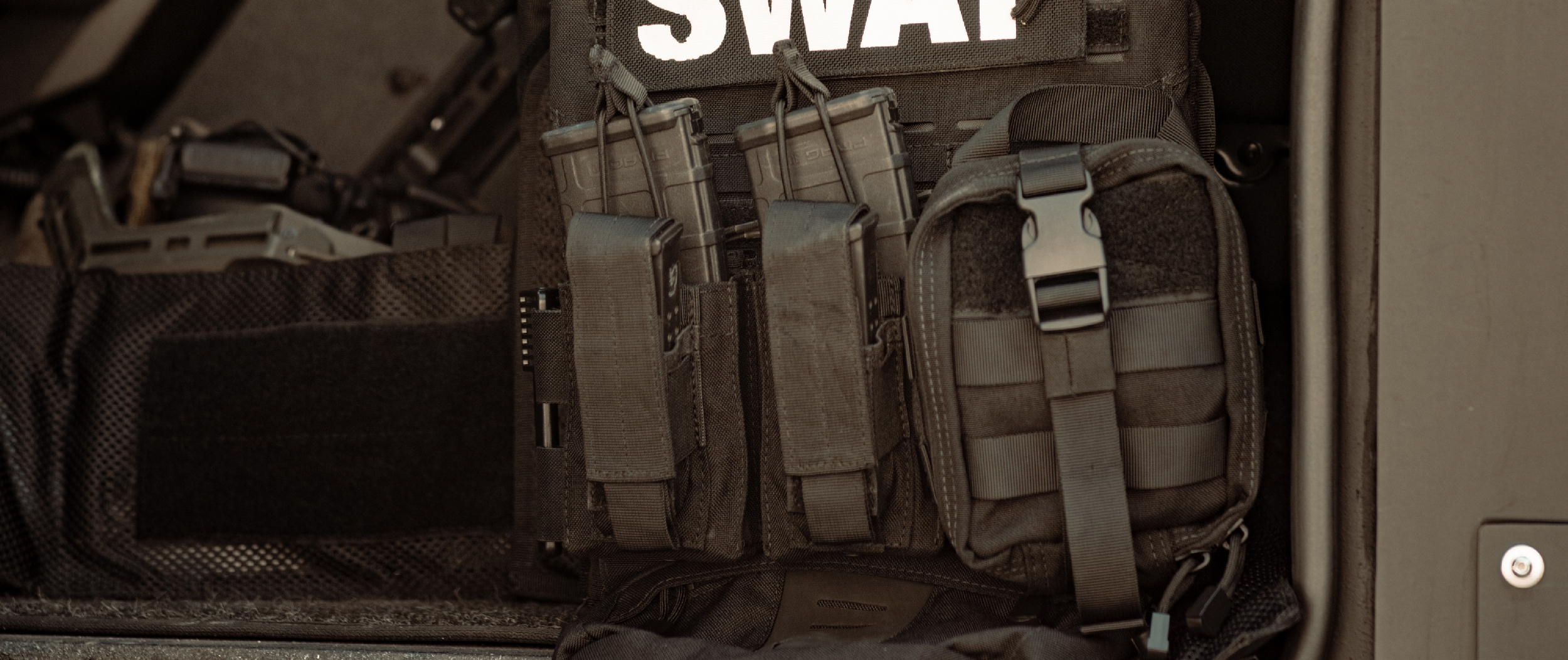 Image of a plate carrier using the double kangaroo pouch