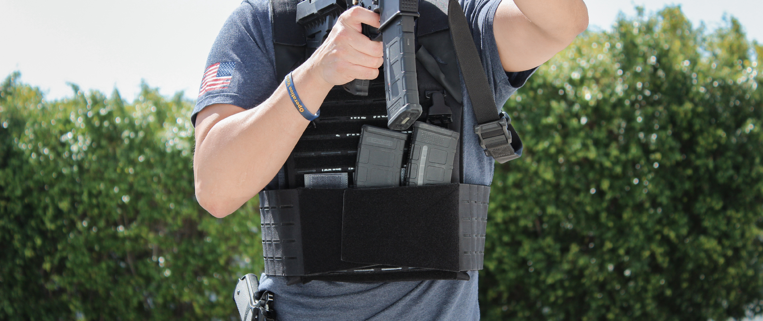 Image of someone using the qd pouches on a plate carrier