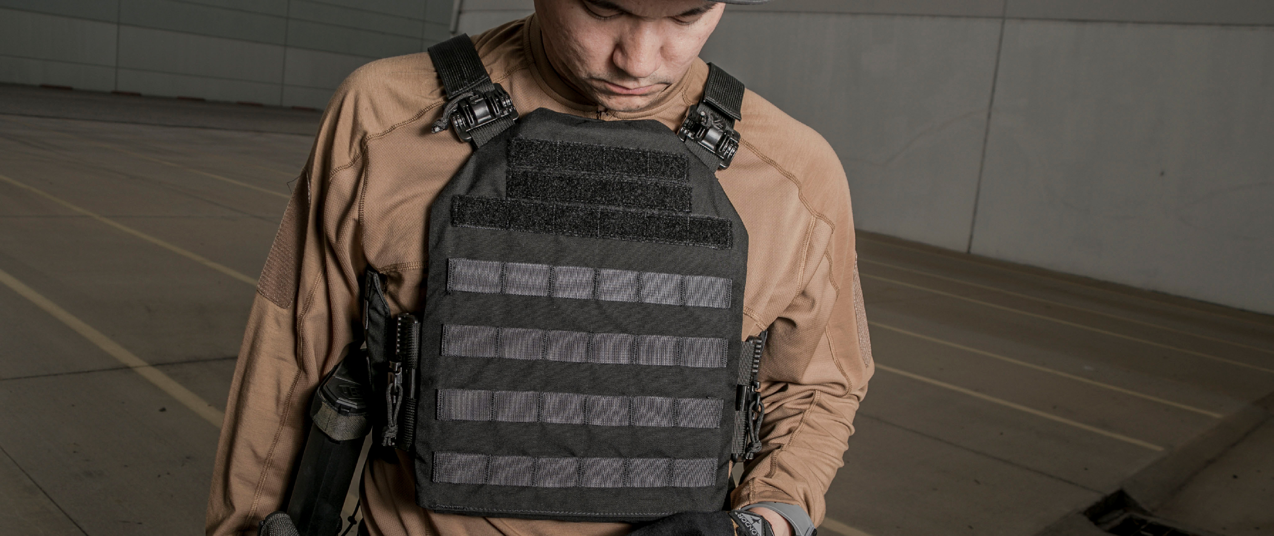 Image of someone wearing a cyclone rs plate carrier in black