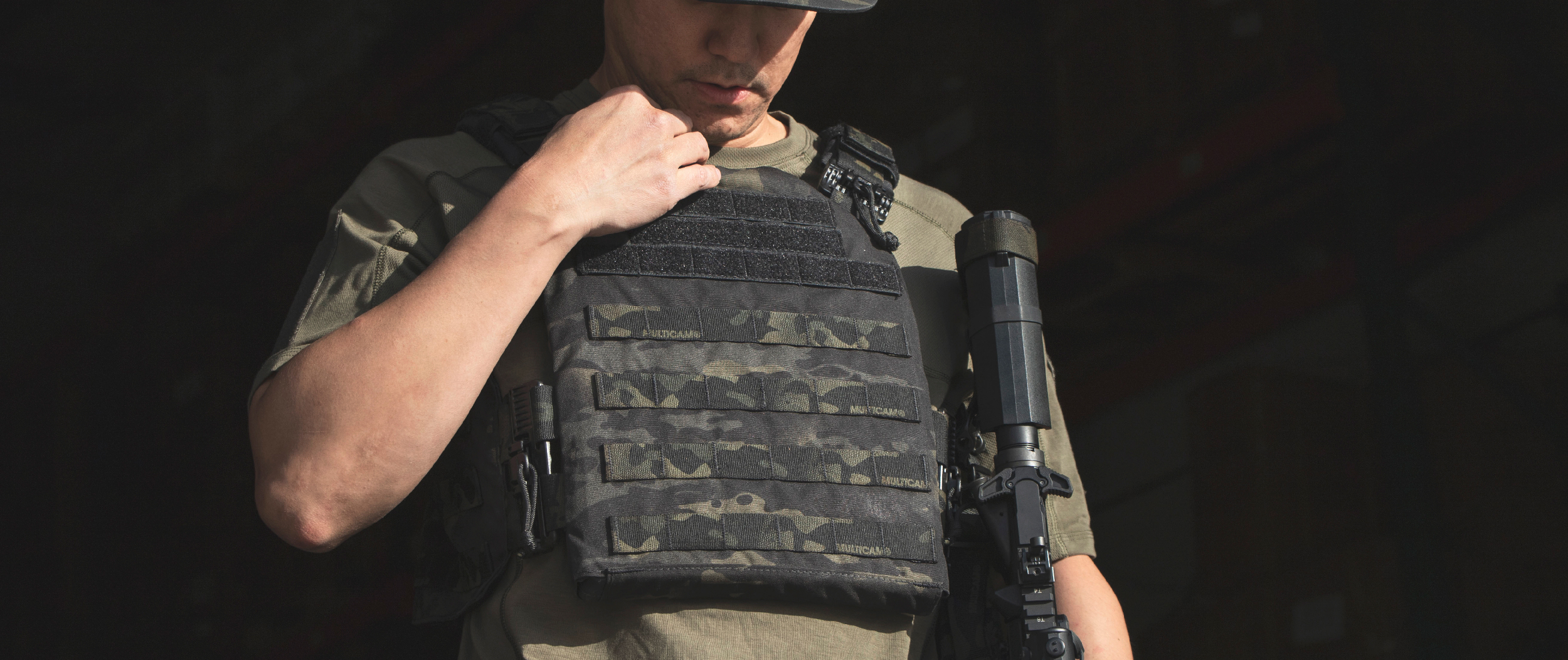 Image of someone wearing the multicam black cyclone rs plate carrier.