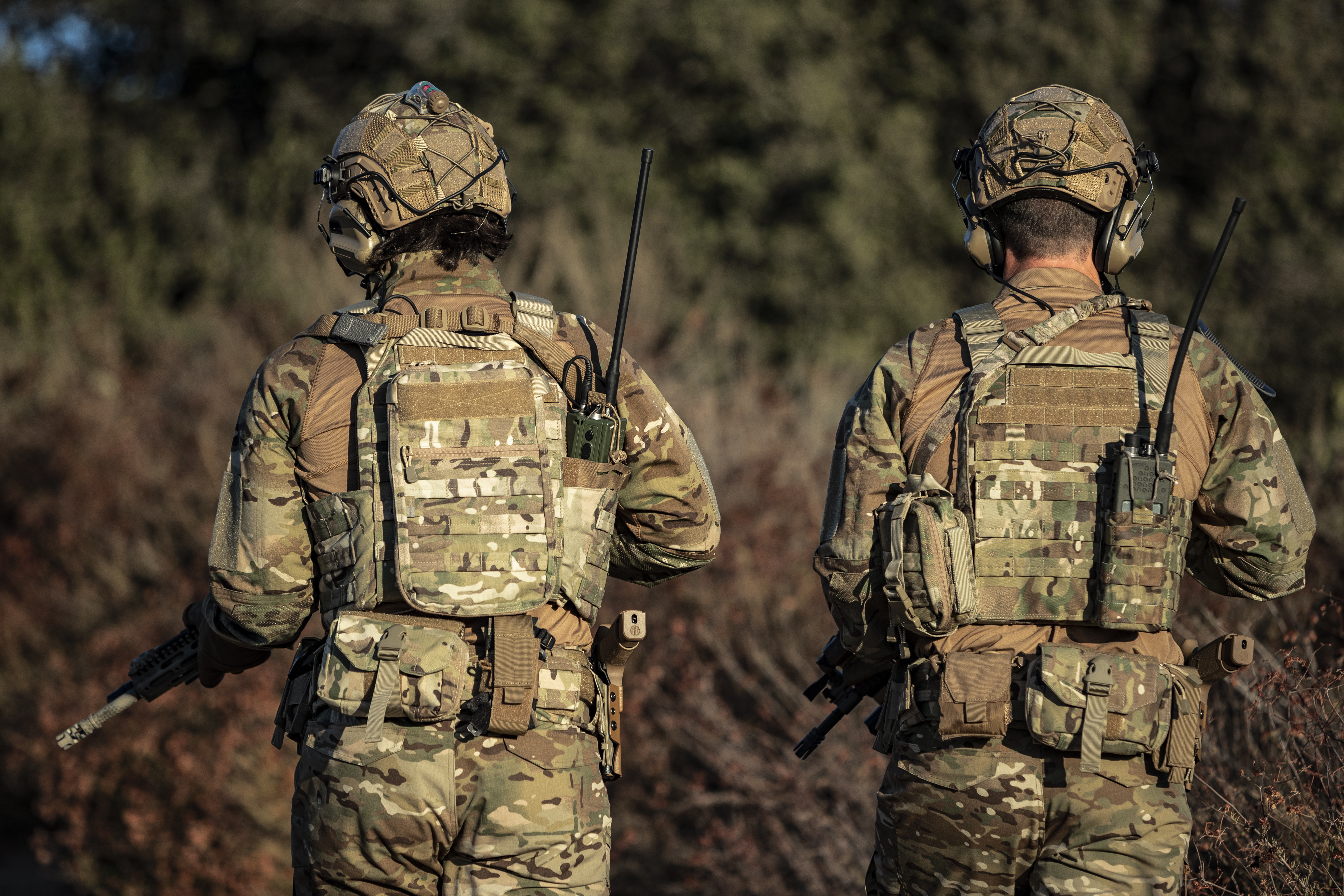 Image of two soldiers facing away wearing multicam vanquish plate carriers