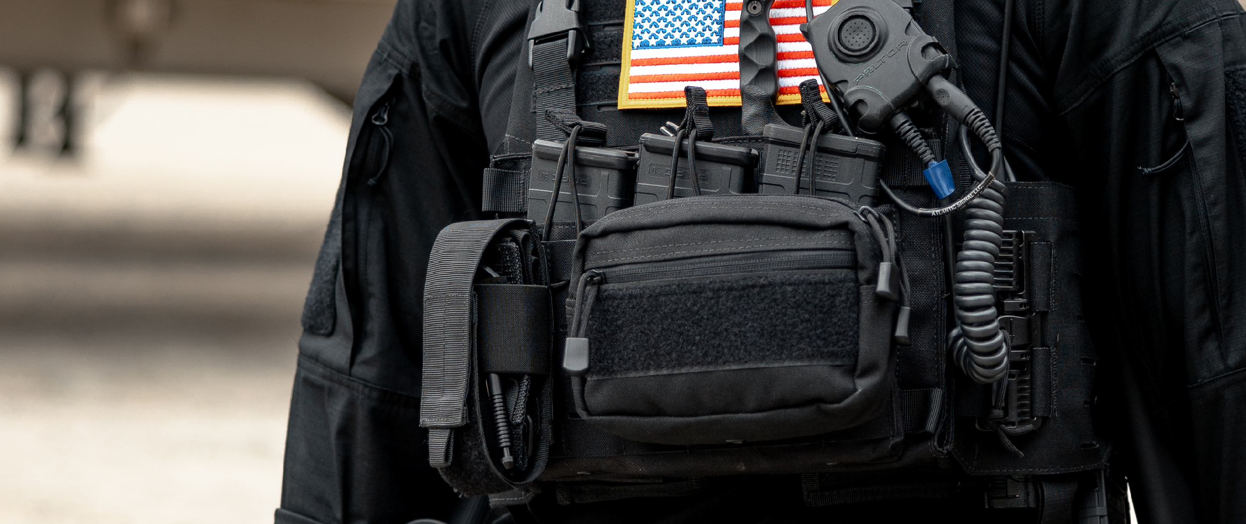 Image of the tq pouch mounted to a police officer's plate carrier