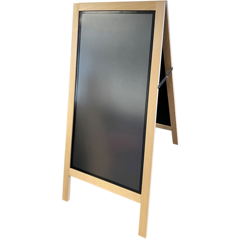 Drewniany szyld z jasnego drewna, z magnetyczną czarną tablicą do pisania oraz przednią płytą plakatu o wymiarach 42,5x87,5cm.