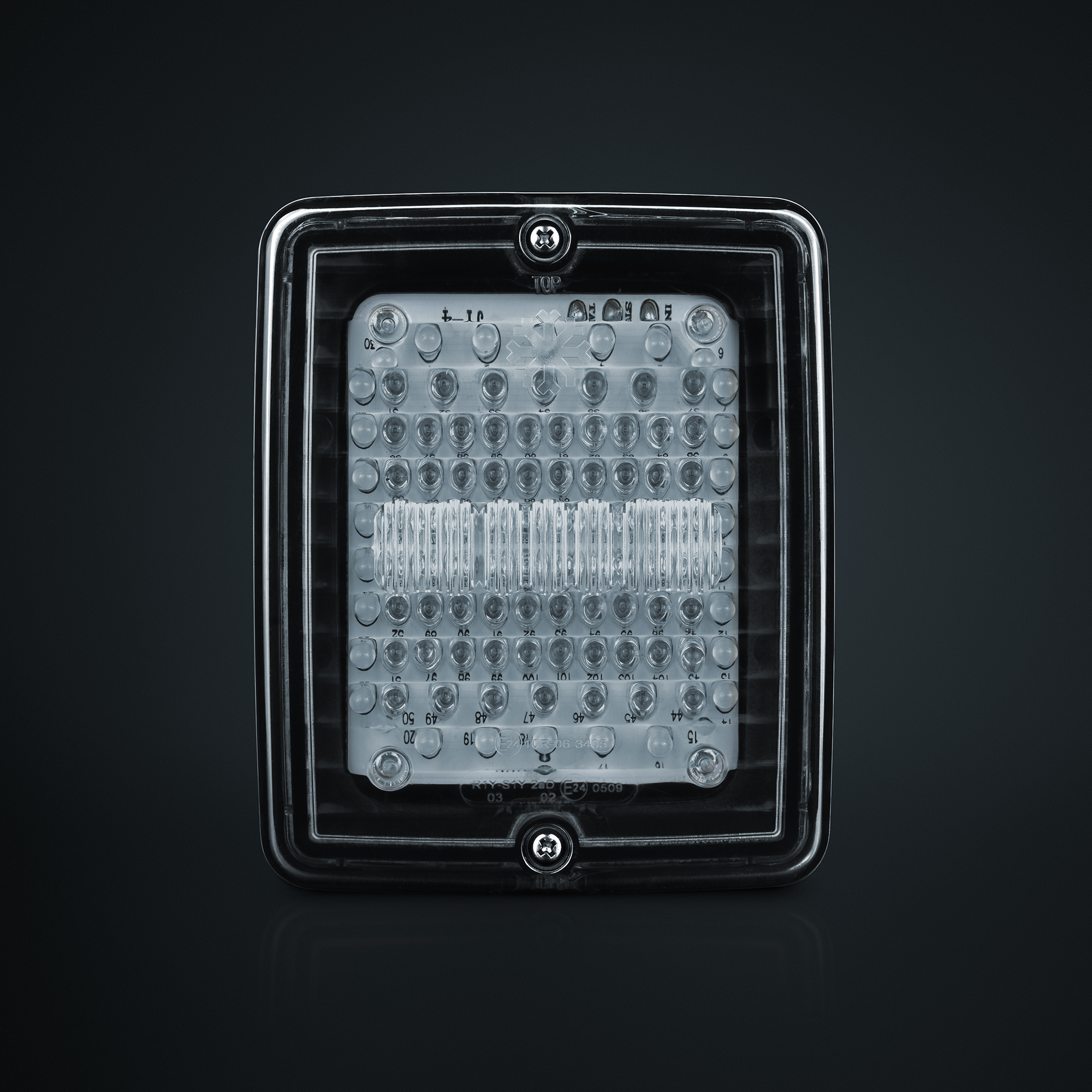 IZE LED 3 FUNC. TAIL LIGHT SQUARE - Strands