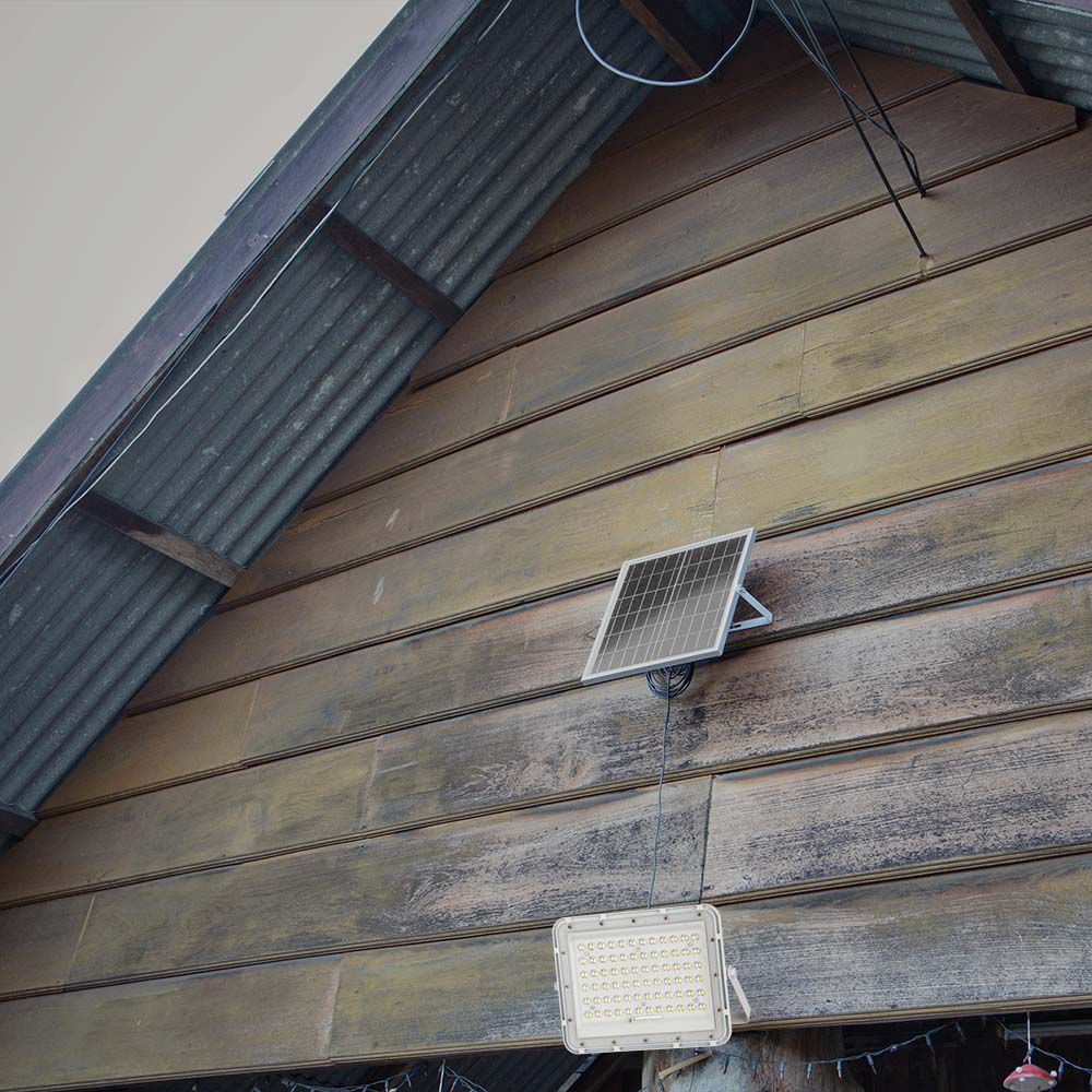 Faro LED con Telecomando e Pannello Solare 15W Batteria sostituibile Cavo da 3m Colore Bianco 