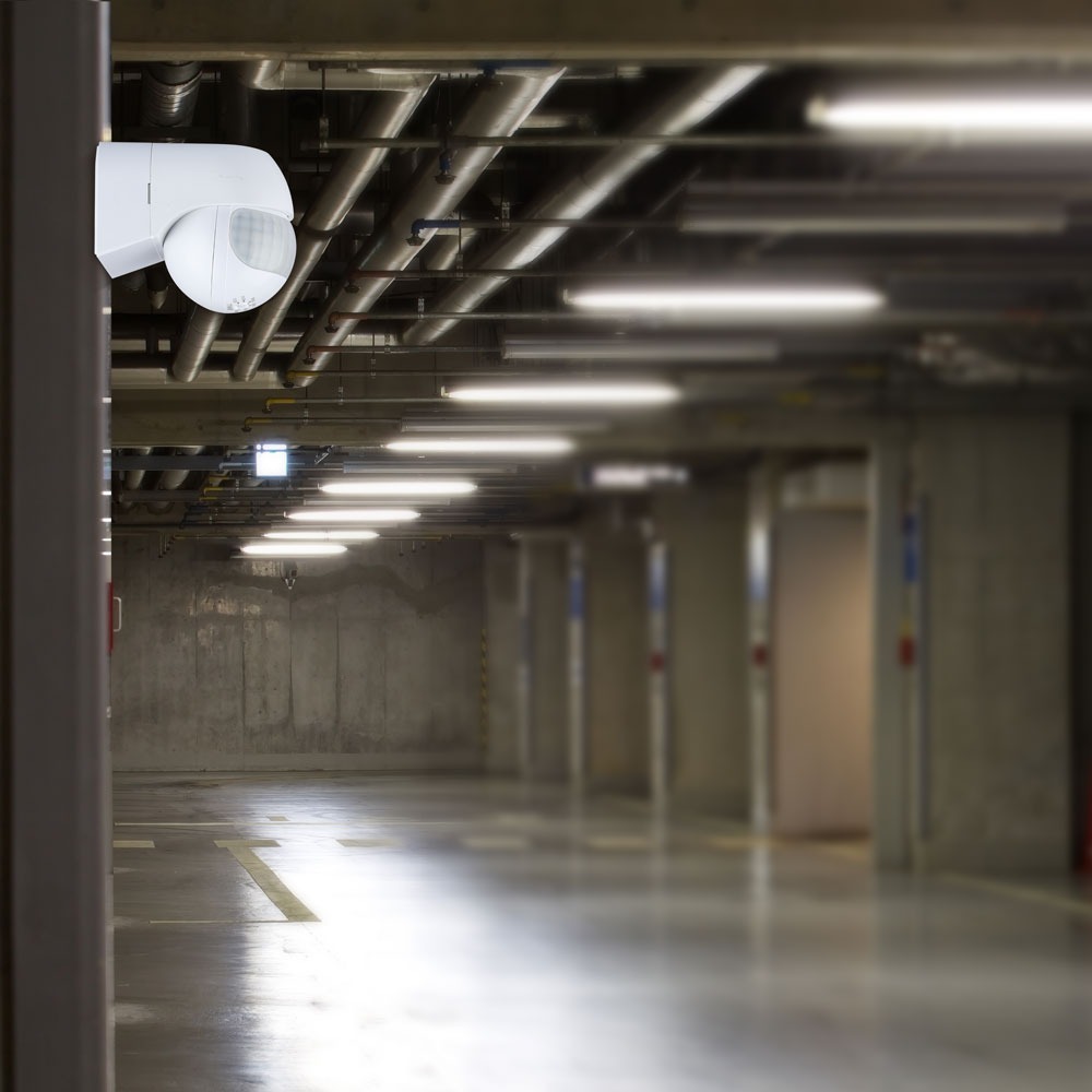 Sensore PIR da muro di colore bianco con testa orientabile