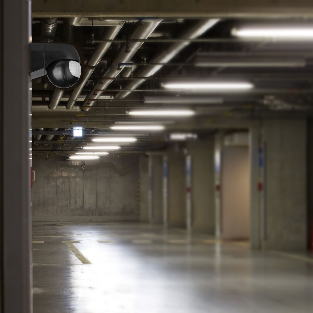 Sensore PIR da muro di colore nero con testa orientabile